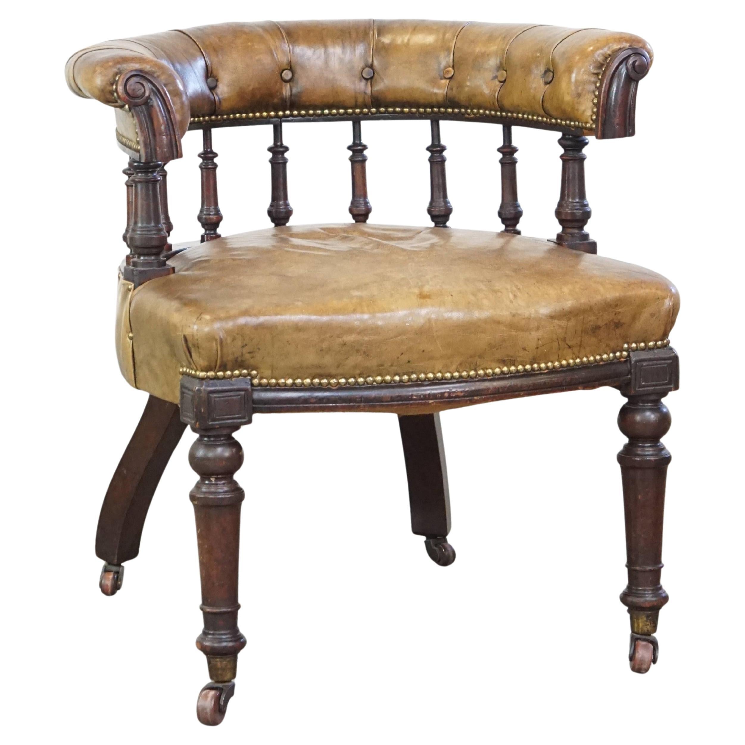 Antica sedia da scrivania inglese in pelle di vacchetta combinata con legno su ruote originali