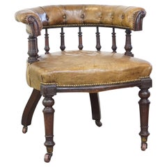 Antica sedia da scrivania inglese in pelle di vacchetta combinata con legno su ruote originali