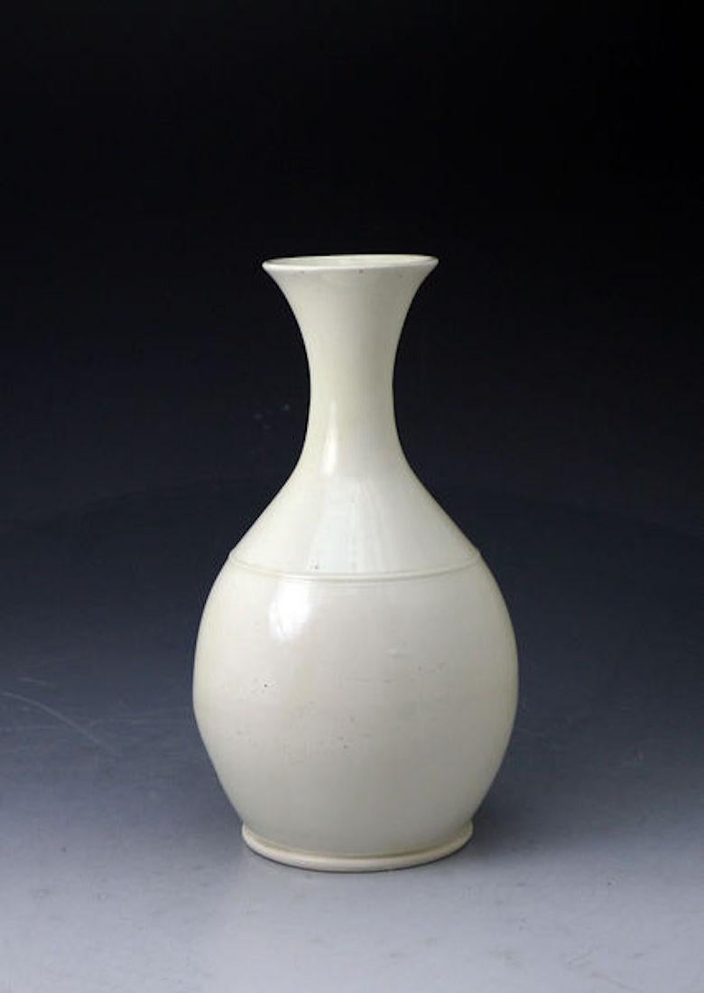 An excellent antique creamware pottery carafe. This striking tactile classic piece is finely potted with a high-quality glaze.

Medium: creamware pottery ceramic earthenware.