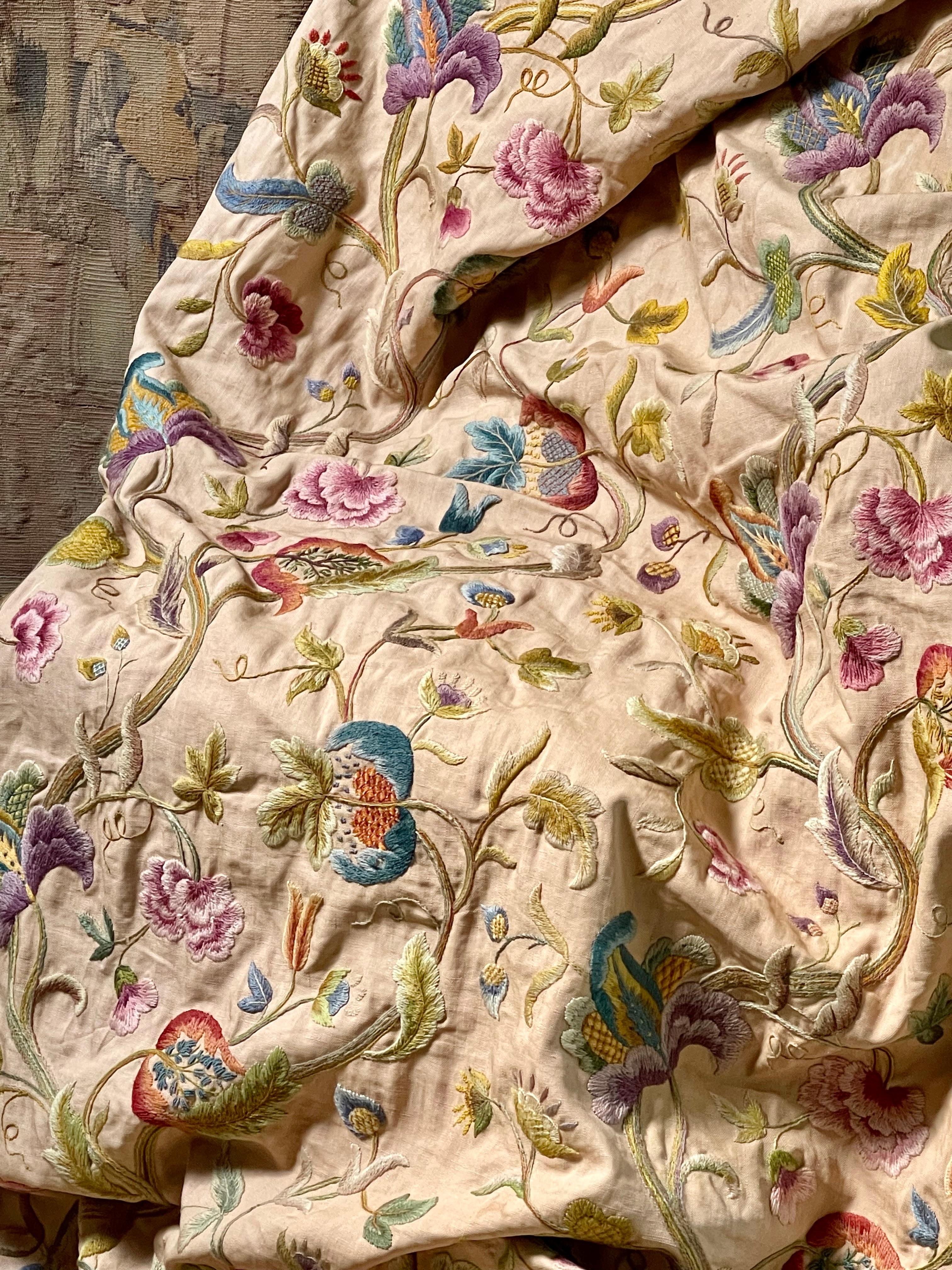 Panneau ancien de crémaillère

Design/One inspiré de l'arbre de vie jacobéen
Arts et métiers anglais. Datant du début du 20ème siècle

Habilement brodé à la main  en laine colorée sur fond de lin crème / fauve clair.
 A été utilisé comme rideau

