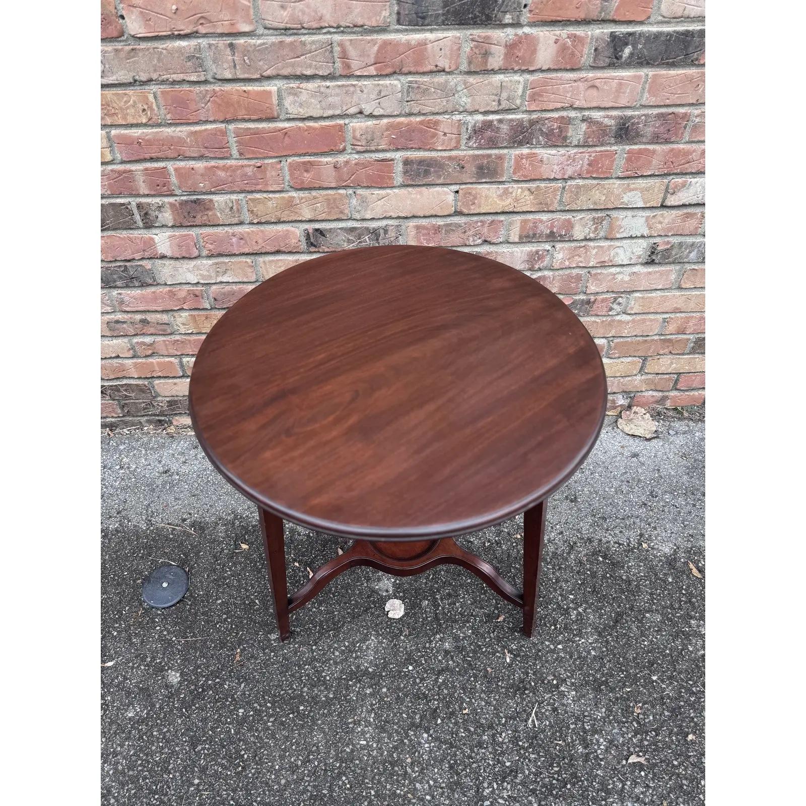 Questo è un bellissimo tavolo Cricket in mogano inglese dell'inizio del XX secolo! Il legno presenta un'età e una patina meravigliose e le gambe aggiungono un tocco di raffinata eleganza. Questo articolo è perfetto per tutti gli amanti degli interni