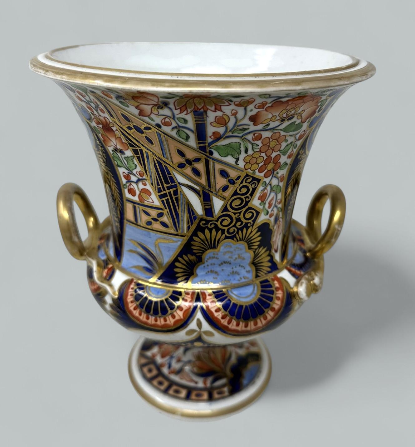 Eine außergewöhnlich schöne und sehr seltene handbemalte Royal Crown Derby Twin Handle Urn Vase von Campana Kontur, frühen neunzehnten Jahrhundert, Regency-Periode. 

Mit zwei vergoldeten Schlangengriffen und Allover-Dekor des charakteristischen
