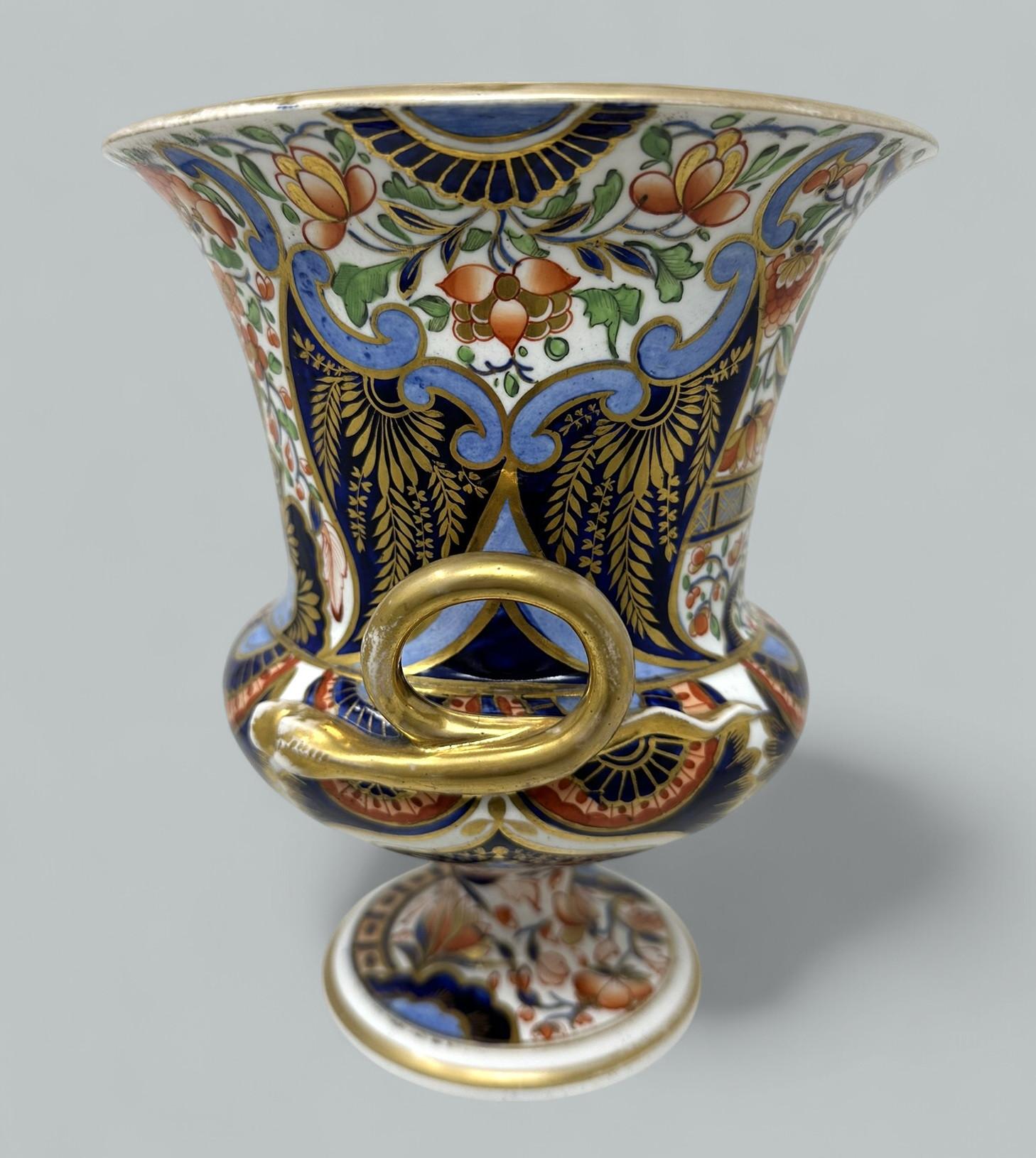 Antike englische Crown Derby Campana Porzellan Urne Vase Mittelstück Imari Patern (Keramik) im Angebot