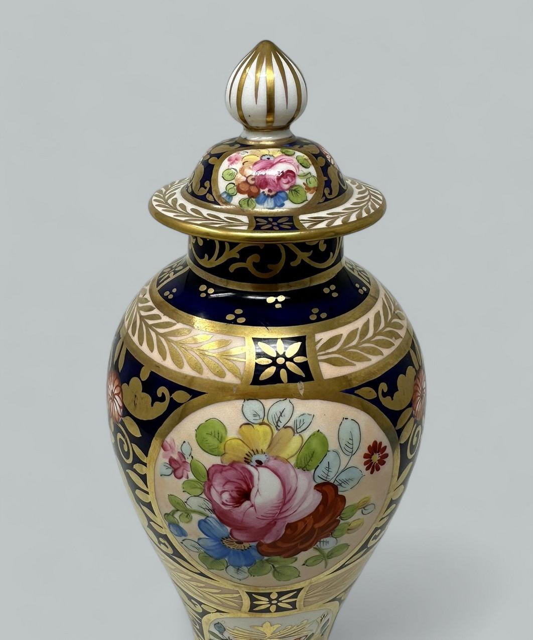 Antique English Crown Derby Staffordshire Bone China Urn Vase Centerpiece 19C In Good Condition For Sale In Dublin, Ireland