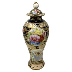 Urne Vase Centre de table en porcelaine osseuse Crown Derby Staffordshire Antique English Crown Derby Staffordshire Bone China 19C