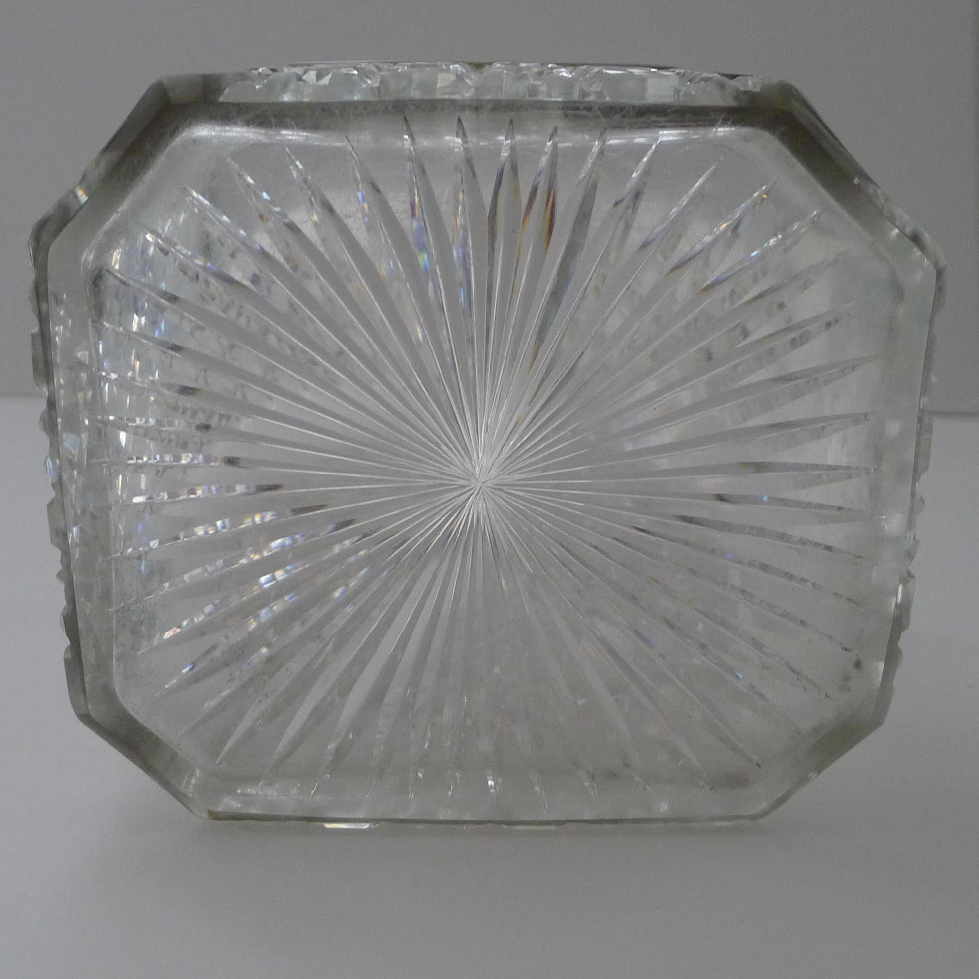 Antike englische Schachtel aus geschliffenem Kristall und versilbertem Biskuit, um 1890 (Versilberung) im Angebot