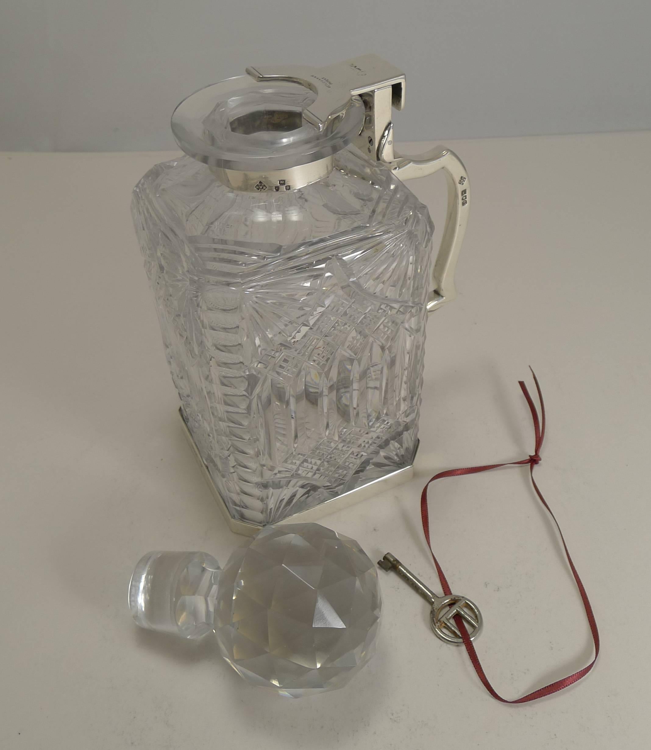 Antiguo Decantador Inglés de Cristal Tallado y Plata de Ley, 1898 en venta 3