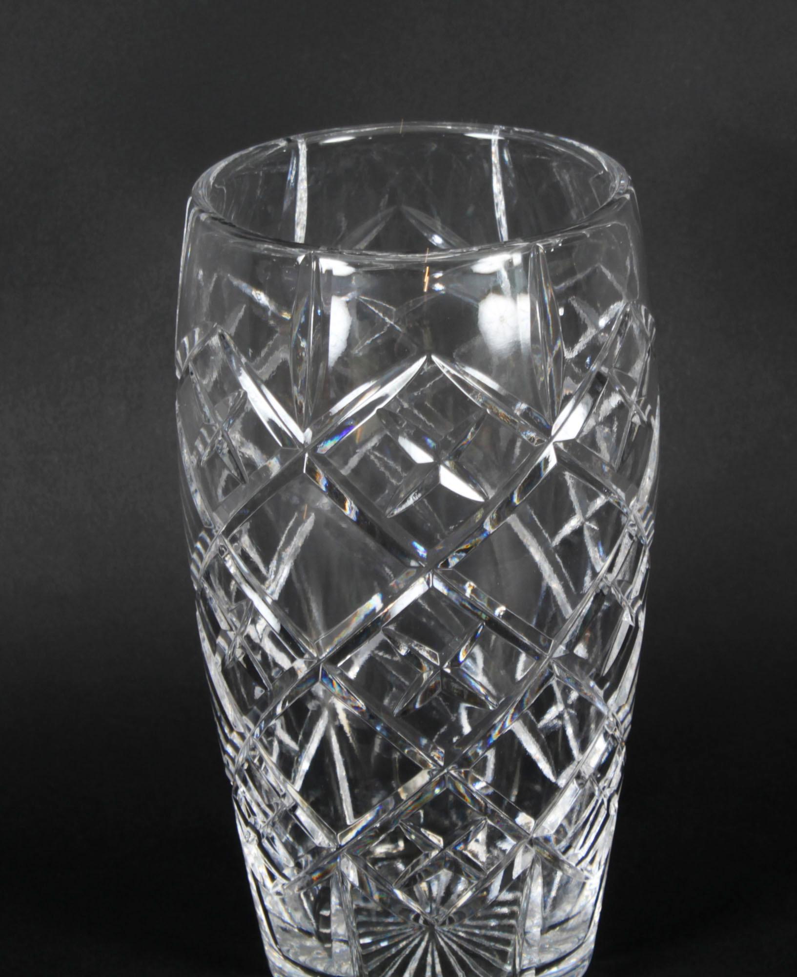 Antiguo jarrón cilíndrico de cristal tallado inglés C 1900 principios del siglo XX en venta