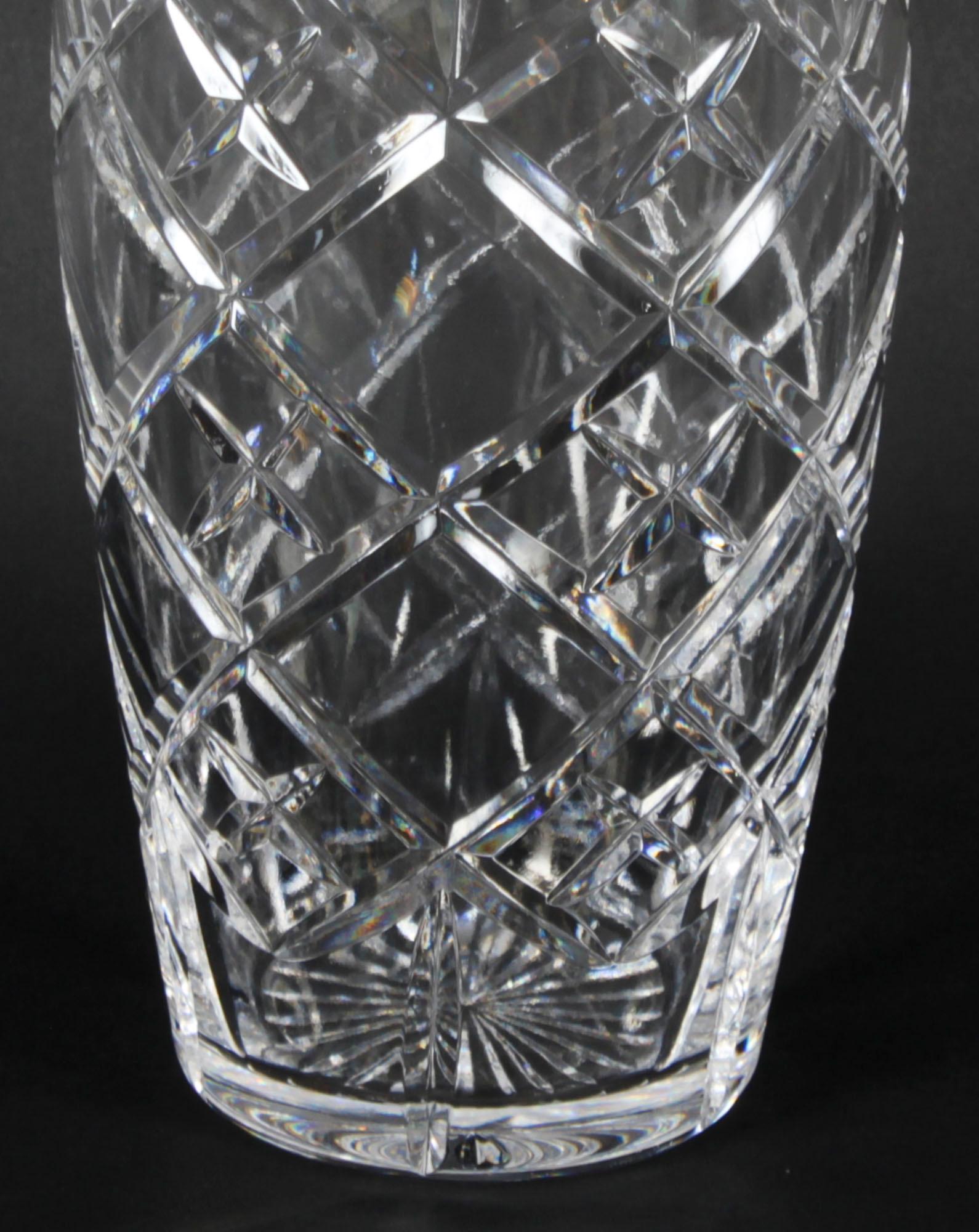 Antiguo jarrón cilíndrico de cristal tallado inglés C 1900 en venta 1
