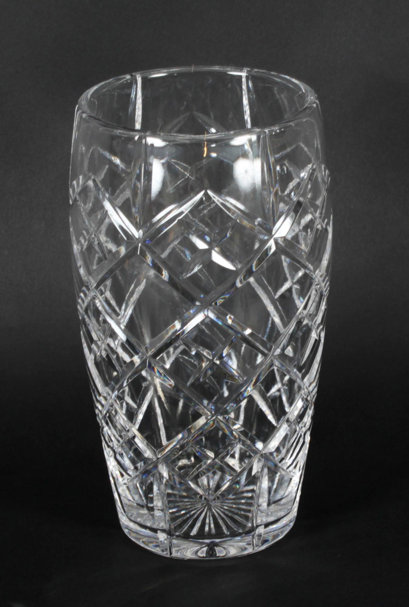 Antiguo jarrón cilíndrico de cristal tallado inglés C 1900 en venta 3