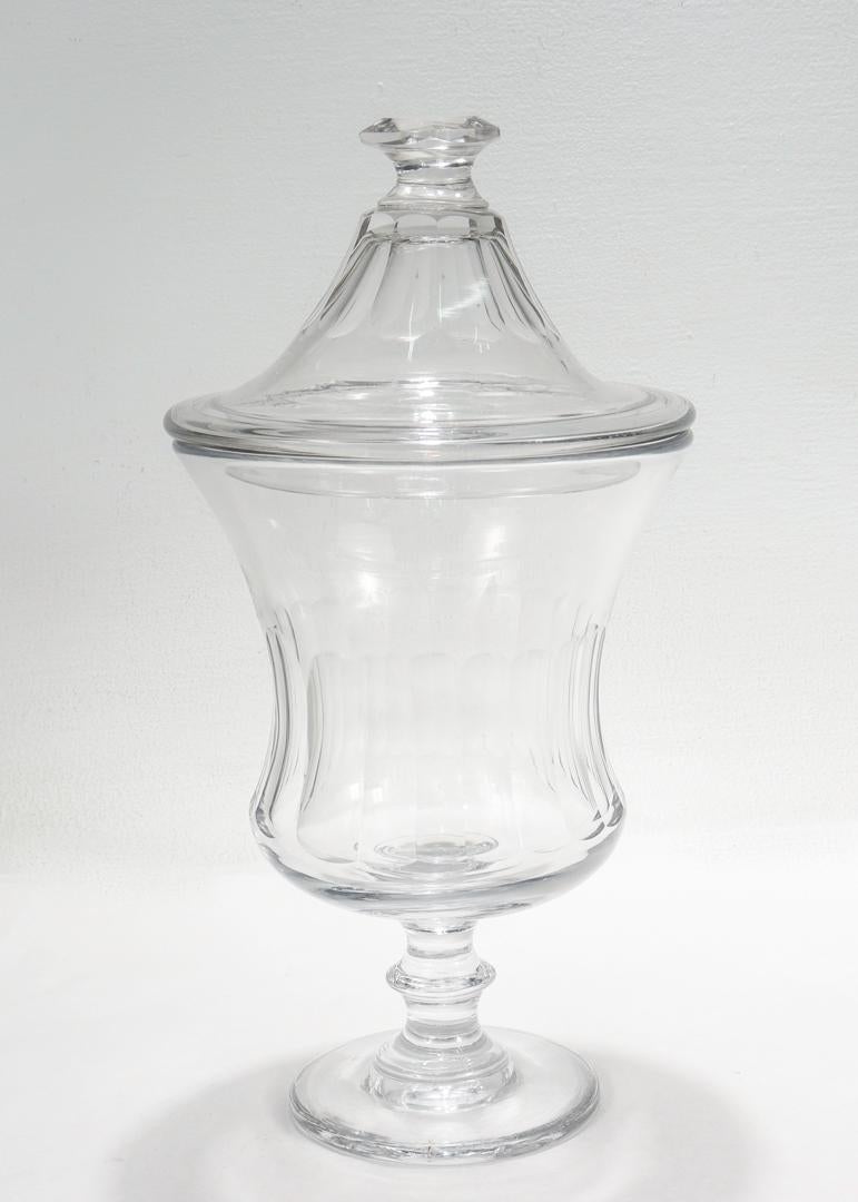 Anglais Ancienne jarre anglaise en verre taillé à pied et à couvercle ou à couvercle en vente