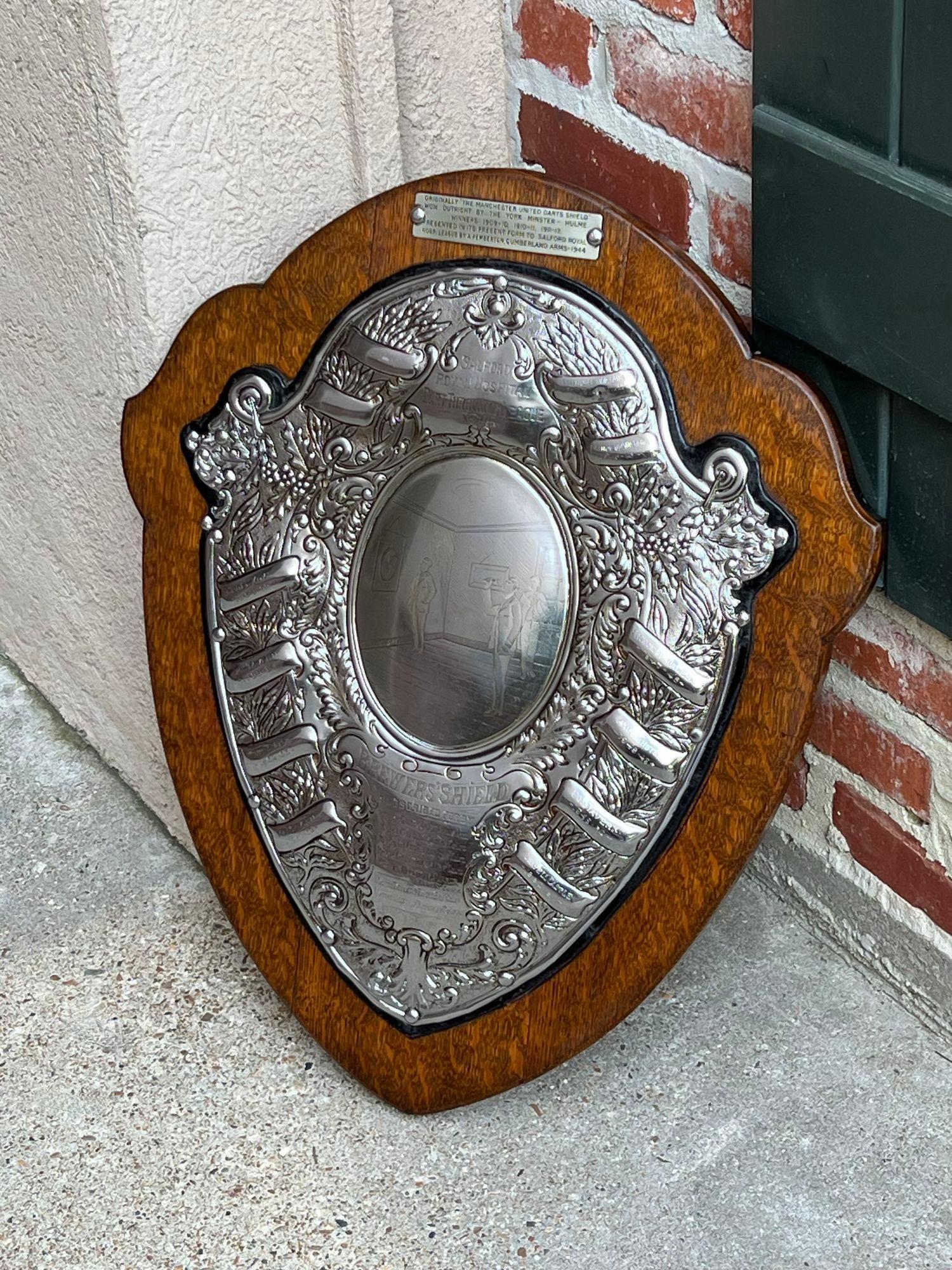 Ancienne plaque d'argenterie anglaise en chêne décorée d'un bouclier en forme de trophée de chasse, vers 1909 en vente 3