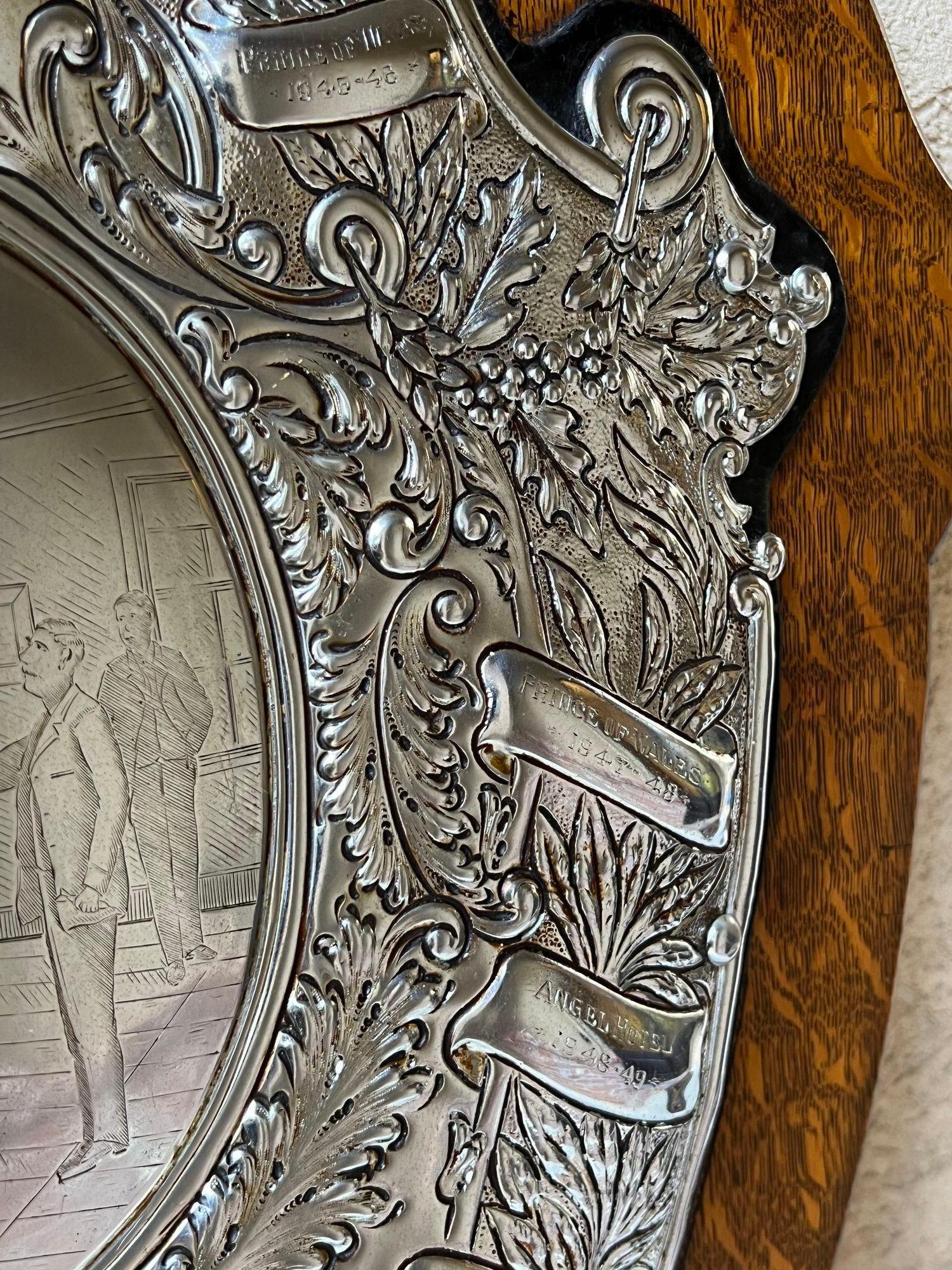 Buriné Ancienne plaque d'argenterie anglaise en chêne décorée d'un bouclier en forme de trophée de chasse, vers 1909 en vente