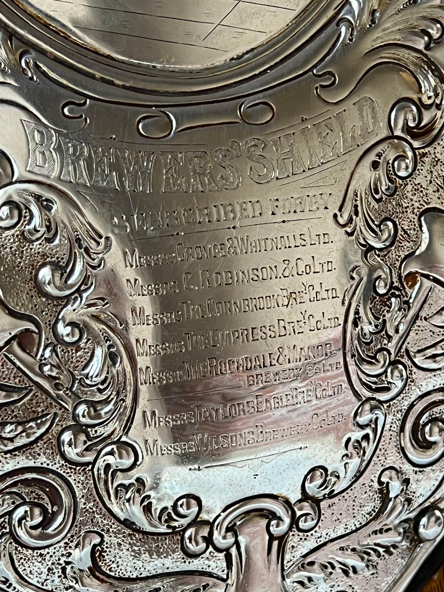 Début du 20ème siècle Ancienne plaque d'argenterie anglaise en chêne décorée d'un bouclier en forme de trophée de chasse, vers 1909 en vente