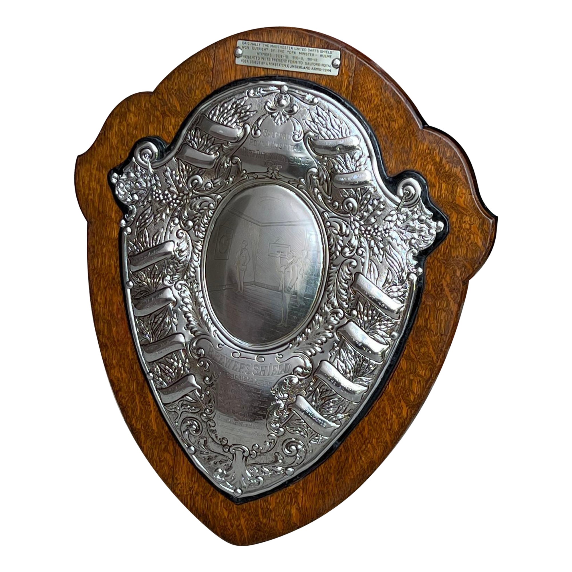 Antico trofeo inglese per il gioco delle freccette, scudo, placca di quercia, placca d'argento, c1909 in vendita