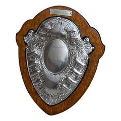 Antico trofeo inglese per il gioco delle freccette, scudo, placca di quercia, placca d'argento, c1909
