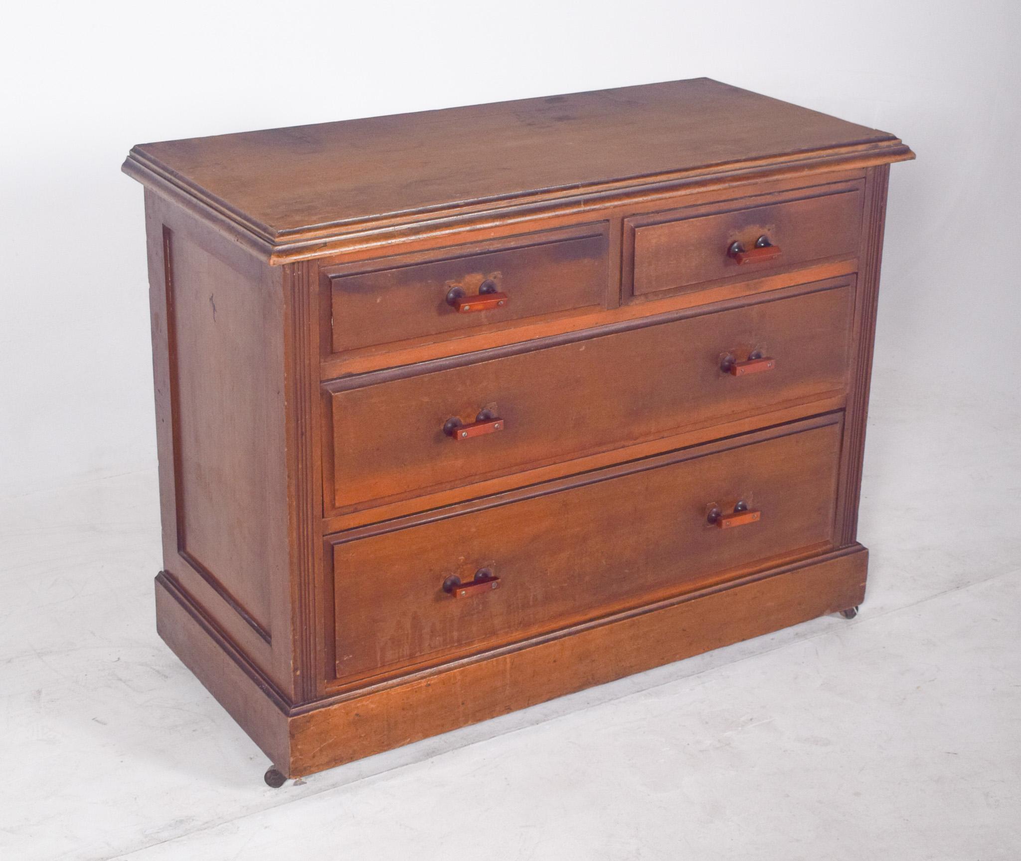 English Deco chest of drawers. With sober lines and balanced proportions, it reflects the functionality and constructive rigour characteristic of mid-20th century deco furniture. Made up of five drawers, two smaller upper drawers and three larger