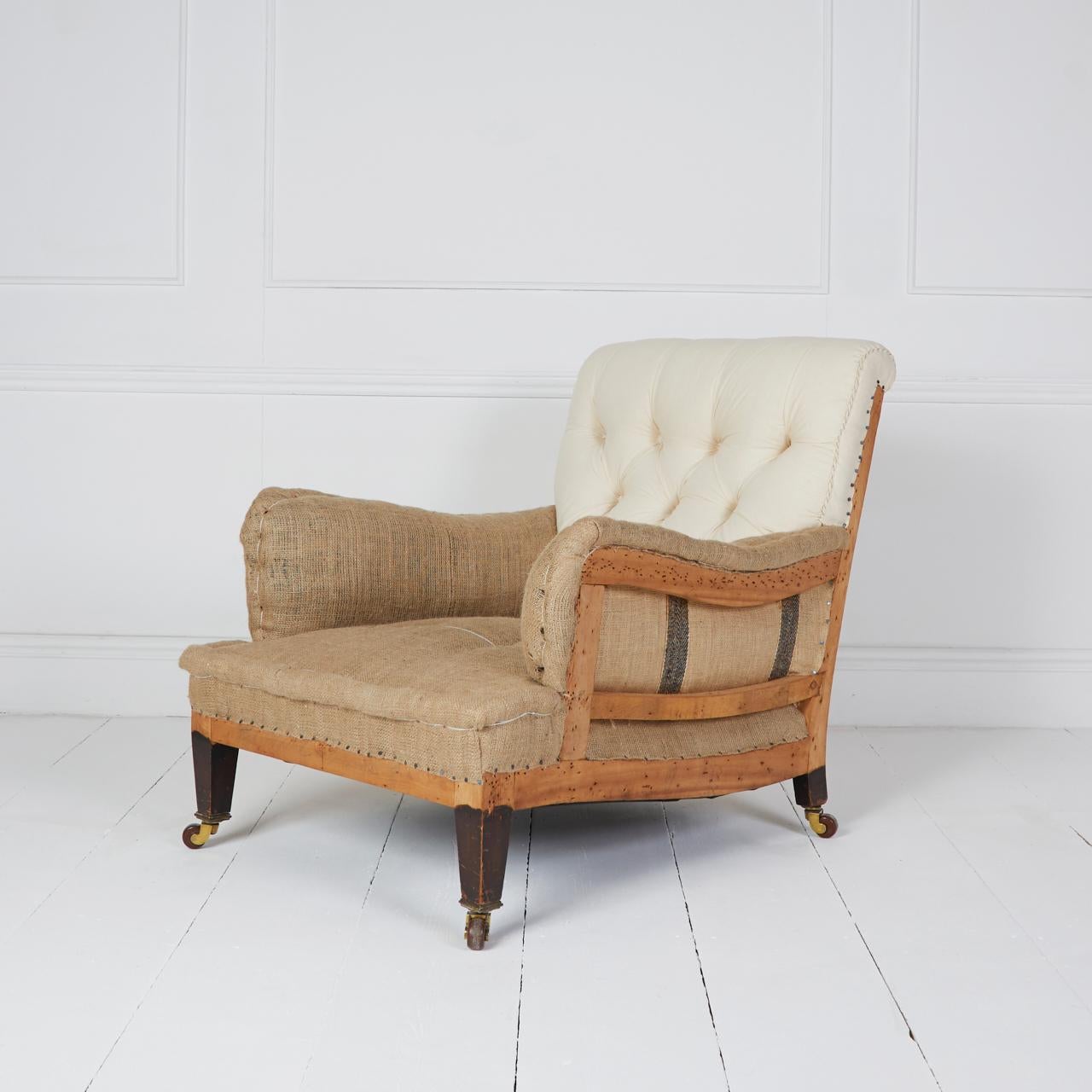 Fauteuil anglais ancien de style Howard
Fauteuil édouardien très profond recouvert de calicot égyptien et de toile de jute naturelle reposant sur des pieds fuselés et des roulettes en laiton.
Service d'ameublement disponible

Dimensions : H 32″  L