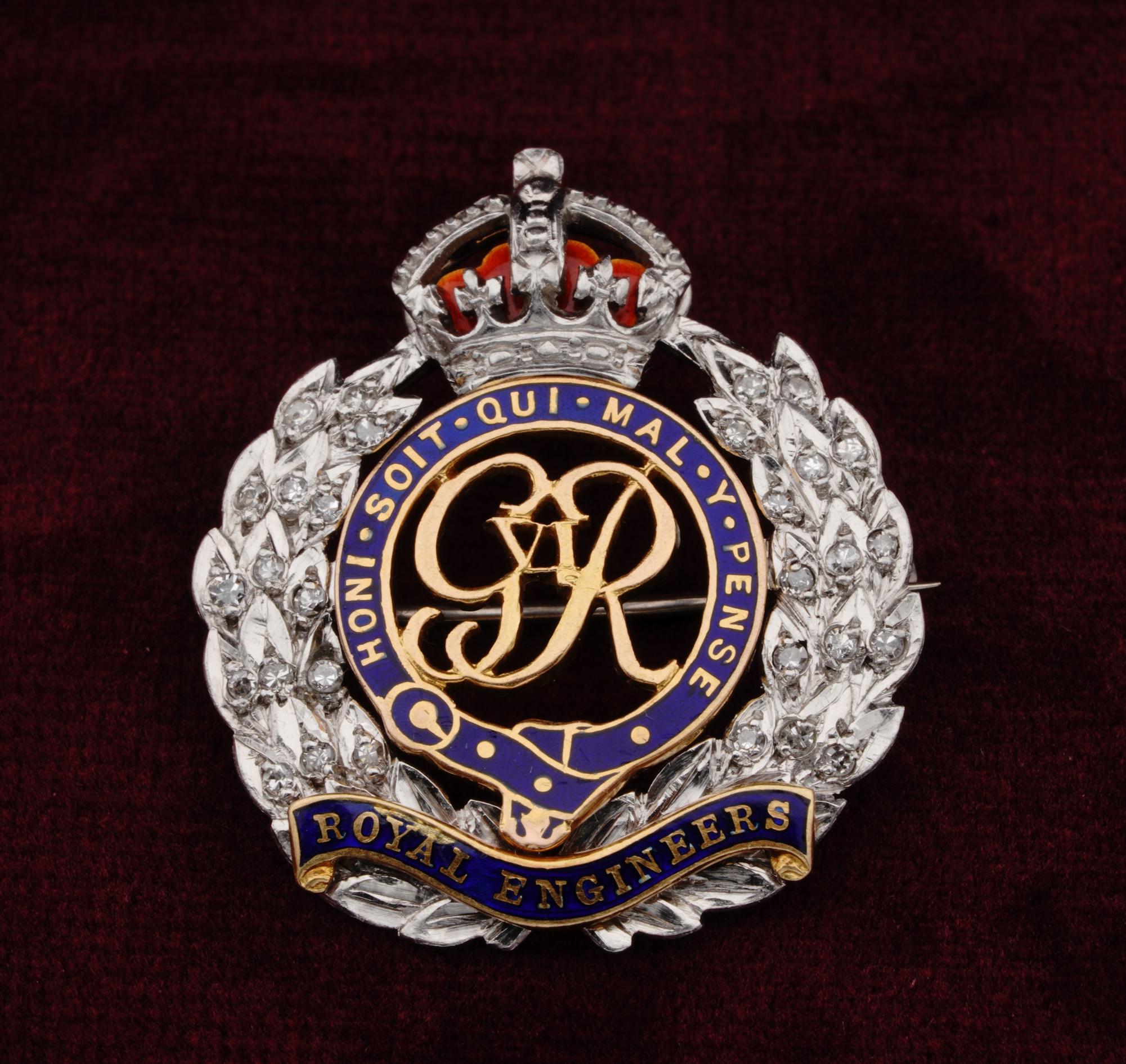 Royal Engineers
Collectable, antique 1920 ca – English
Finely made of Platinum 18 KT gold detailed with Red and Blue enamelling
Embellished with Diamonds approx .30 Ct
Bearing “Honi -Soit -Qui -Mal – Y – Pense – Royal Engineers” motto
Measures : 29