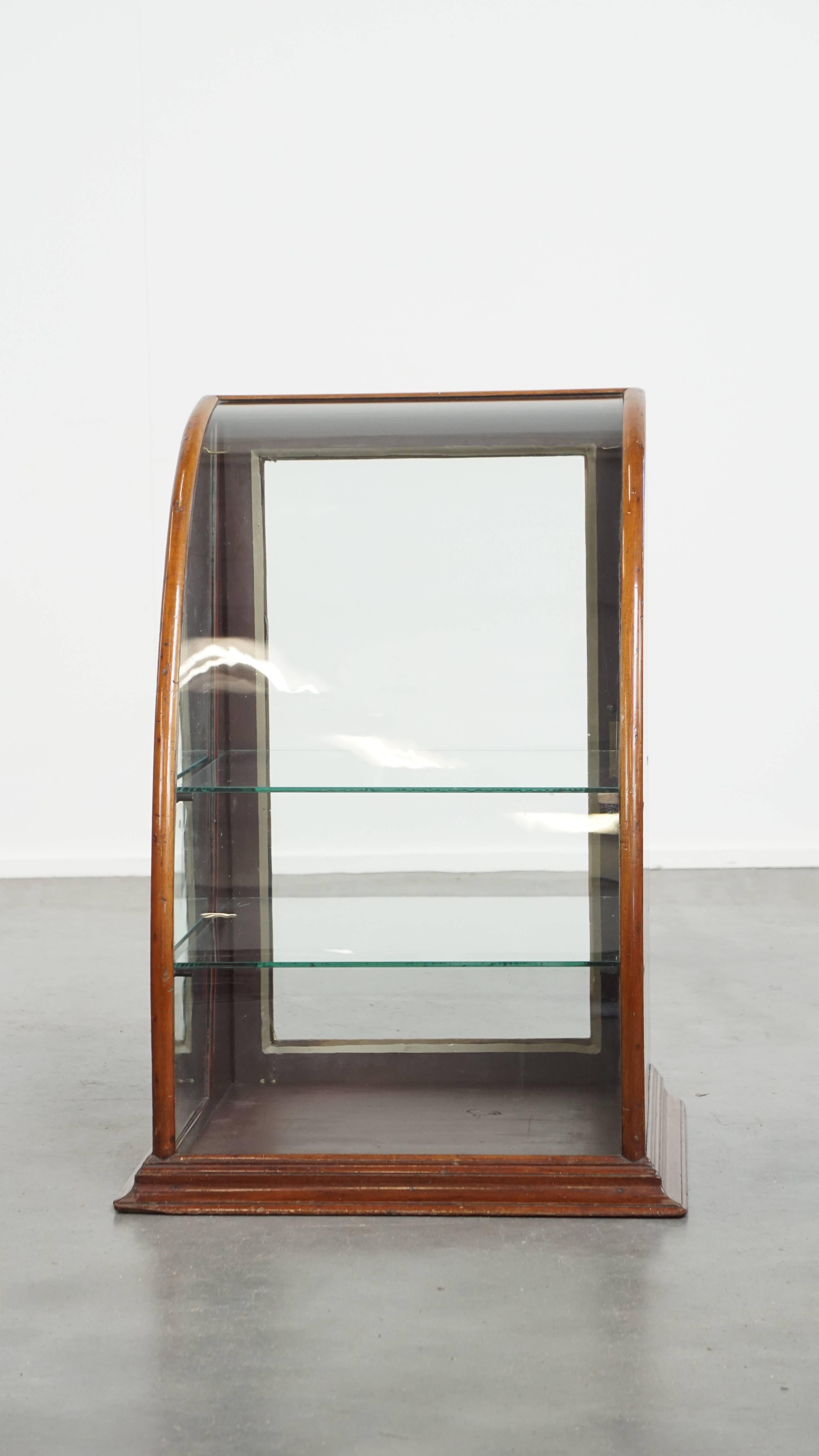 Antique English Display Cabinet with Two Glass Shelves and Glass Door In Fair Condition For Sale In Harderwijk, NL