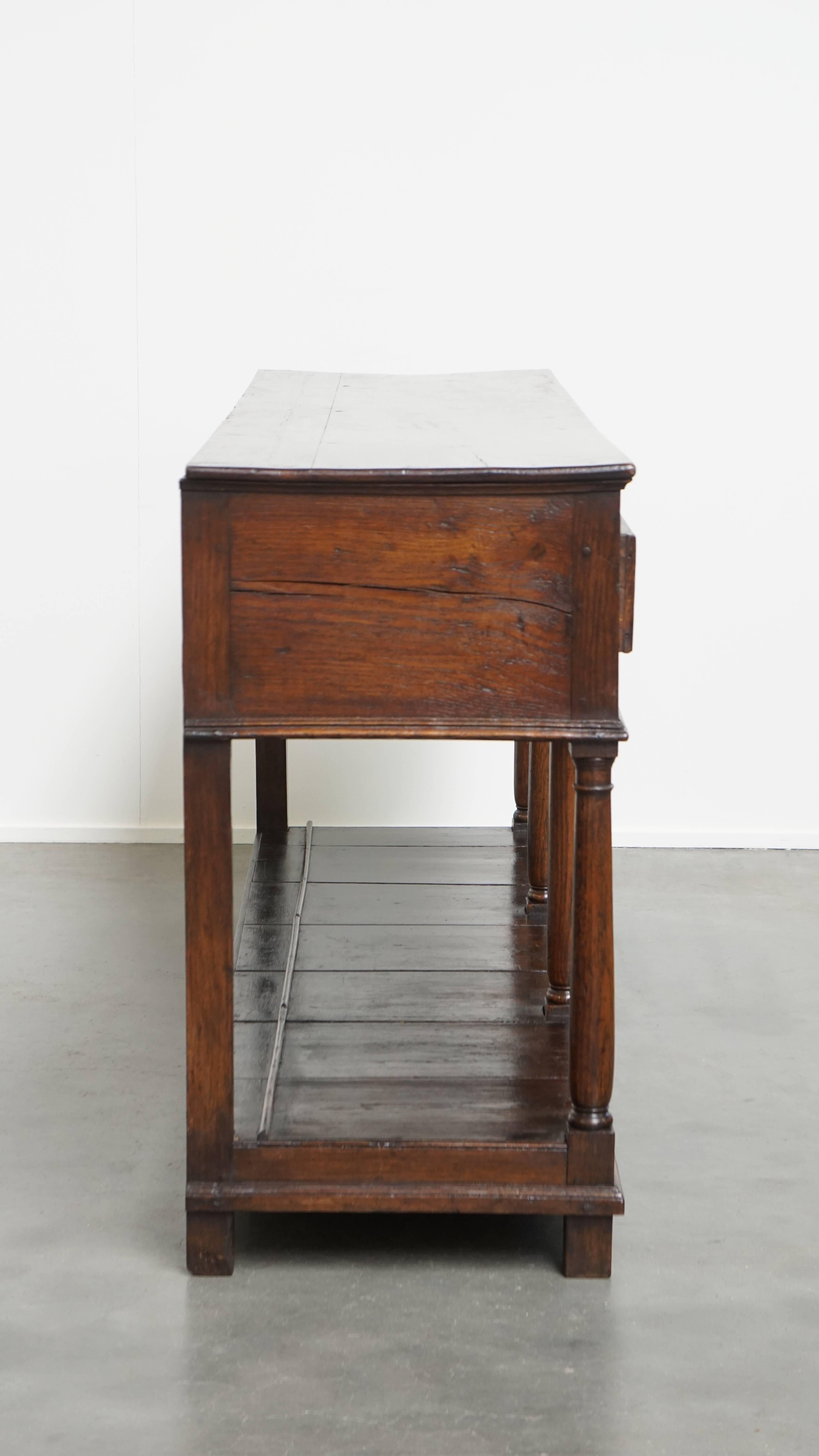 Angeboten wird dieser schöne antike englische Beistelltisch aus Eiche mit klassischem Sockel.
Dieser atemberaubende antike Beistelltisch / Sideboard aus Eichenholz ist ein wahres Schmuckstück für Liebhaber von Antiquitäten und Inneneinrichtung!
Er
