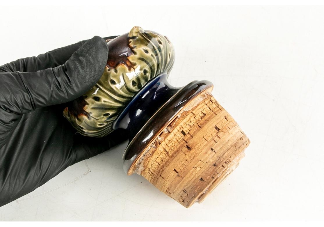 Un raro y gran dispensador de whisky de cerámica vidriada de forma y color intensos. La marca de la base data de 1882-1891. Inscripción del propietario de Urquart también impresa en la base. Dispensador de cerámica a gran escala en esmalte marrón