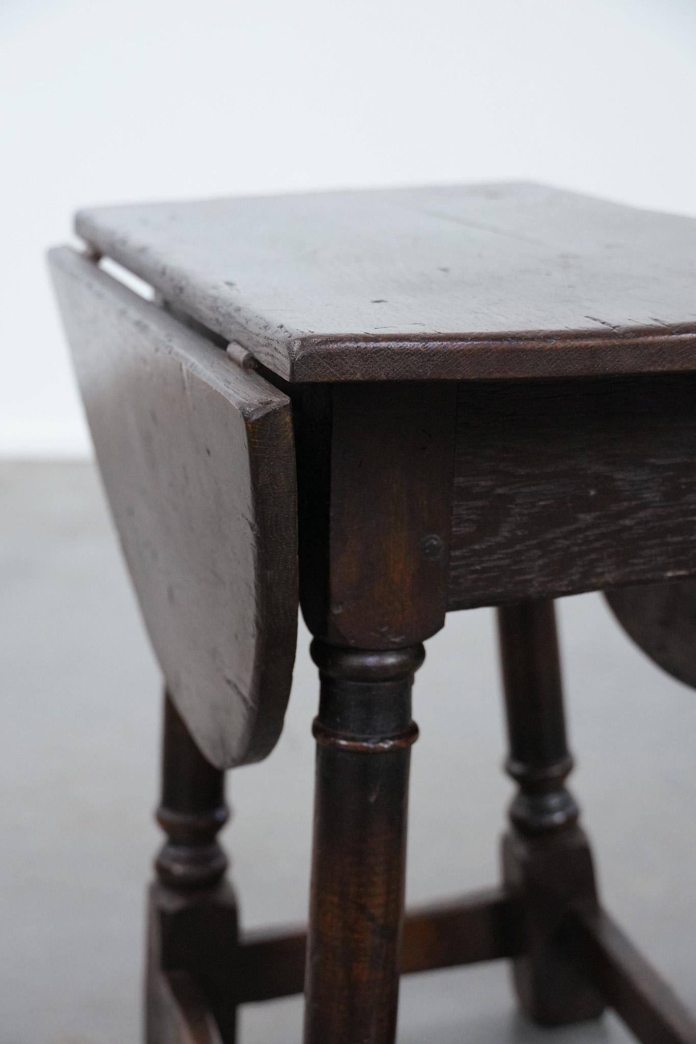 Antique English drop-leaf joint stool made of oak from the 18th century in vendita 3