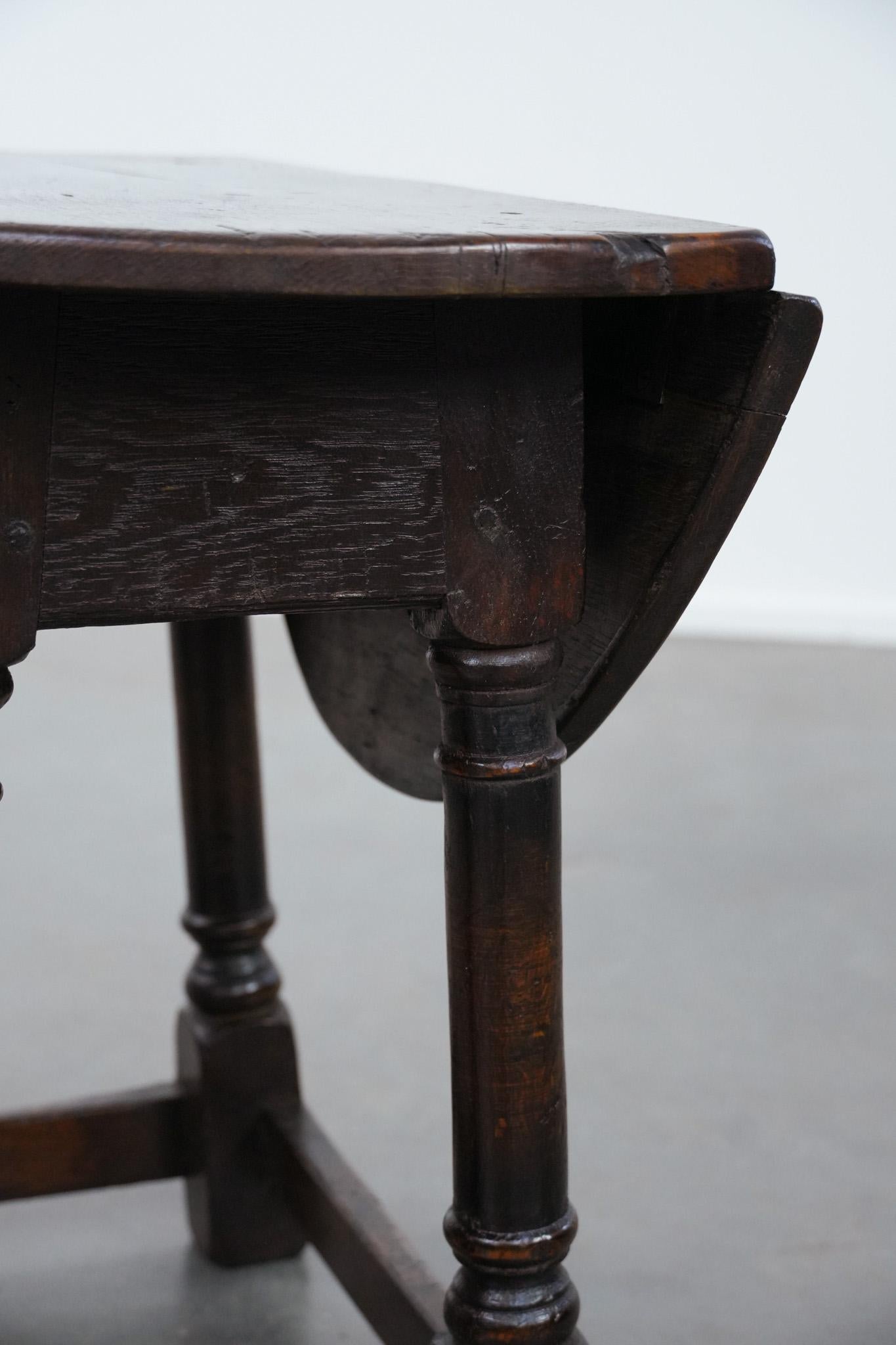 Antique English drop-leaf joint stool made of oak from the 18th century in vendita 4