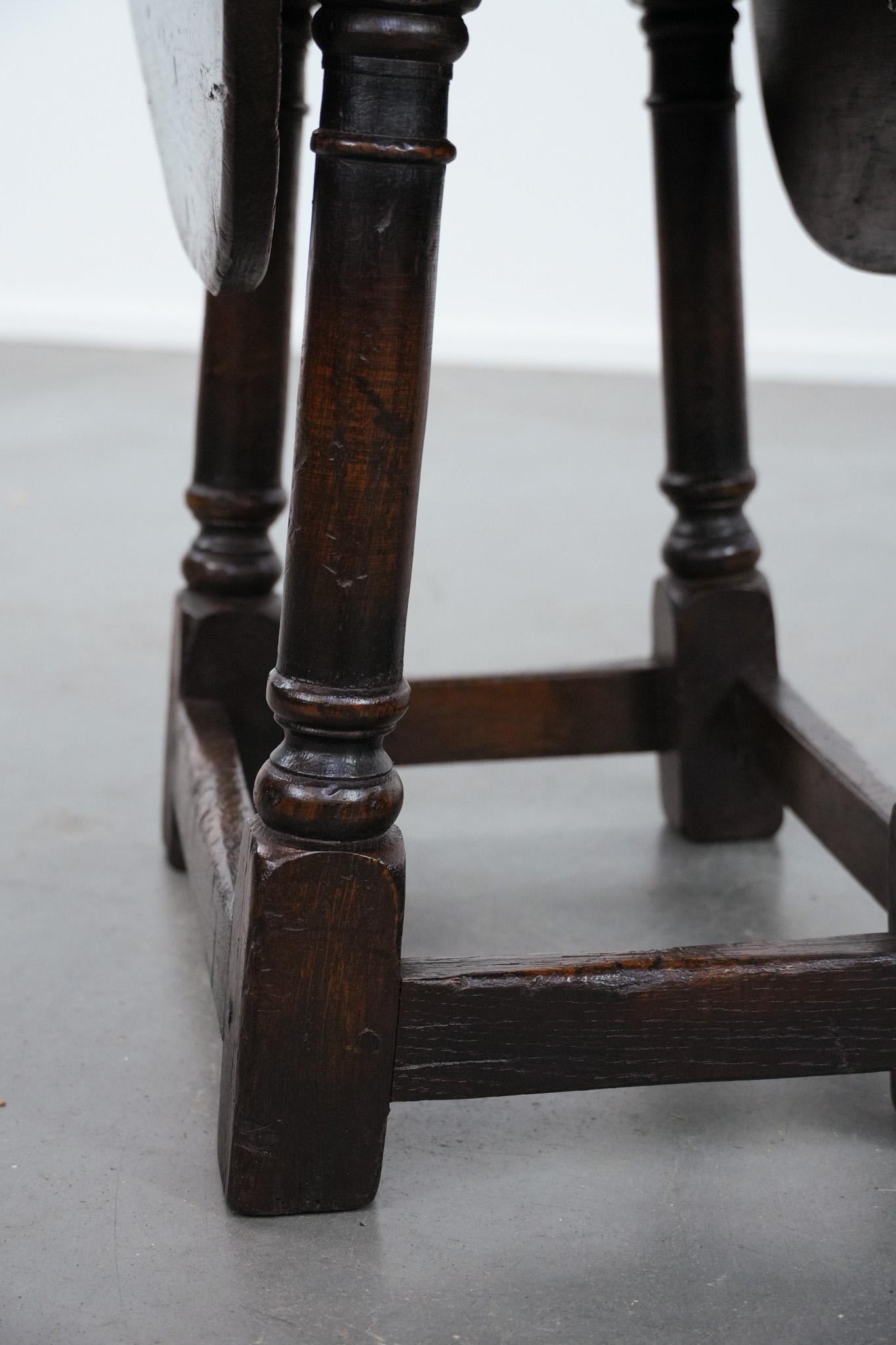 Antique English drop-leaf joint stool made of oak from the 18th century in vendita 5