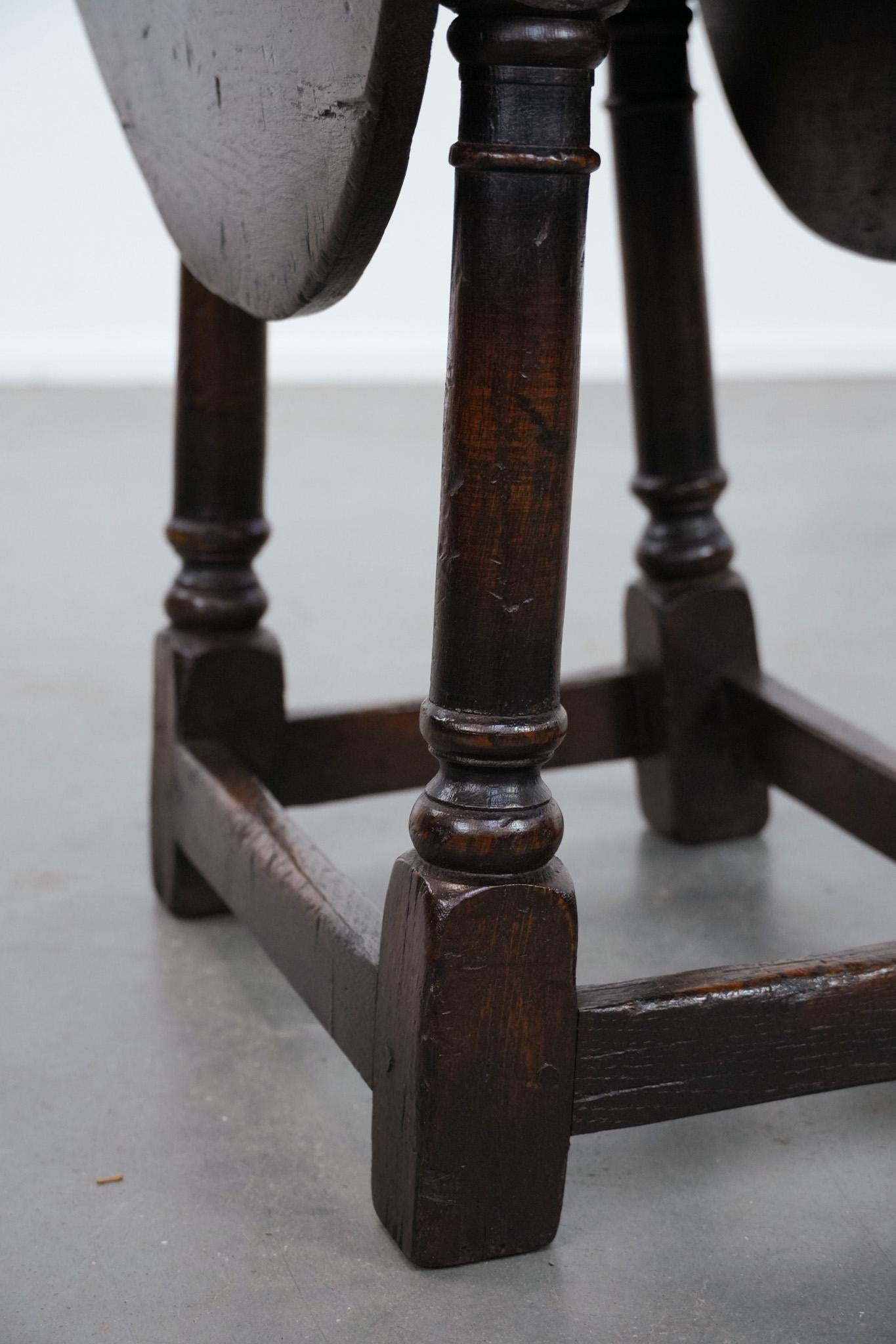 Antique English drop-leaf joint stool made of oak from the 18th century in vendita 6