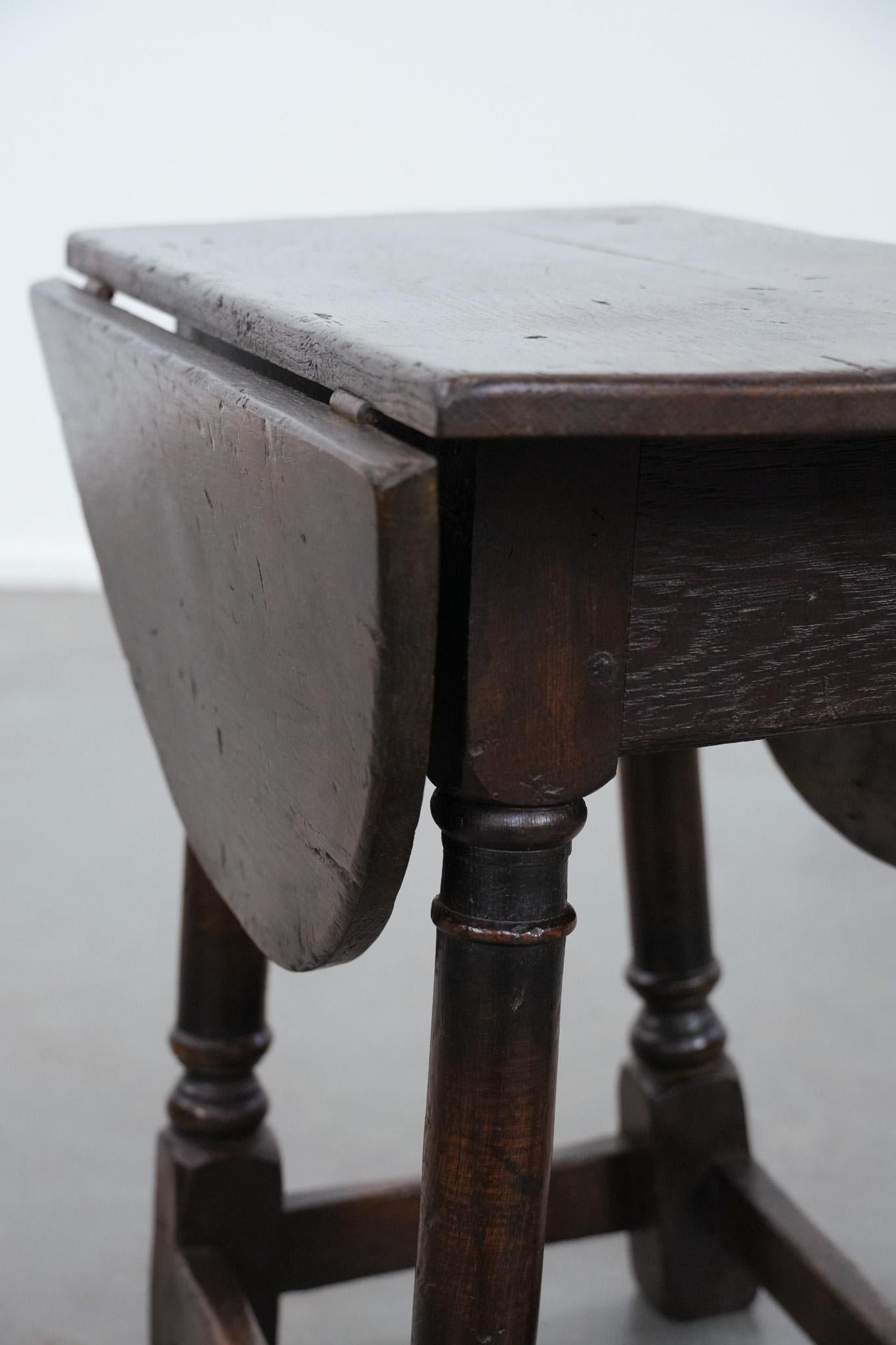 Antique English drop-leaf joint stool made of oak from the 18th century in vendita 7