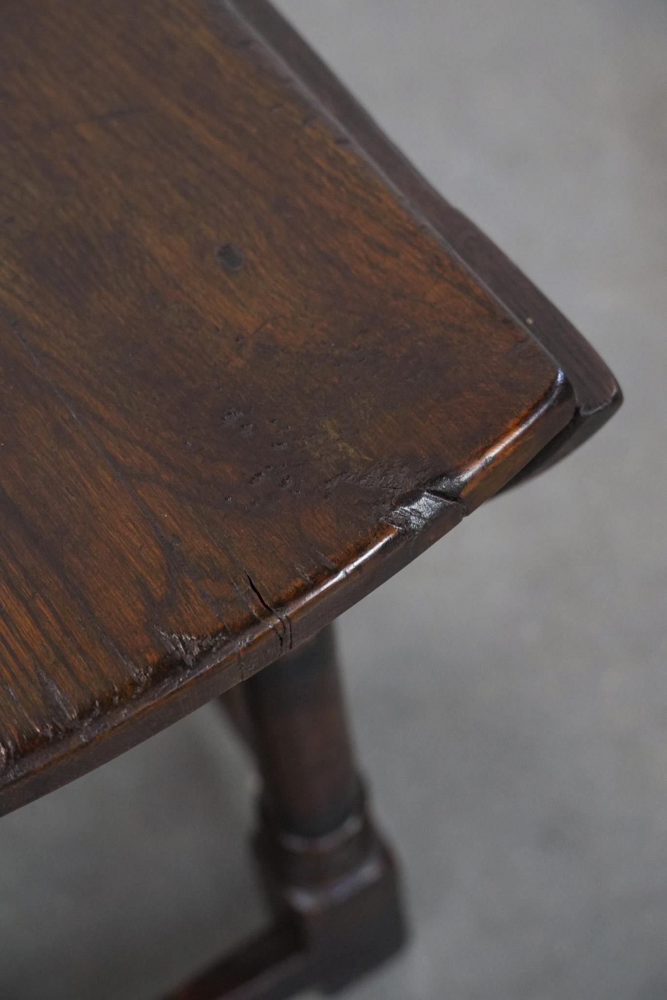 Antique English drop-leaf joint stool made of oak from the 18th century in vendita 8
