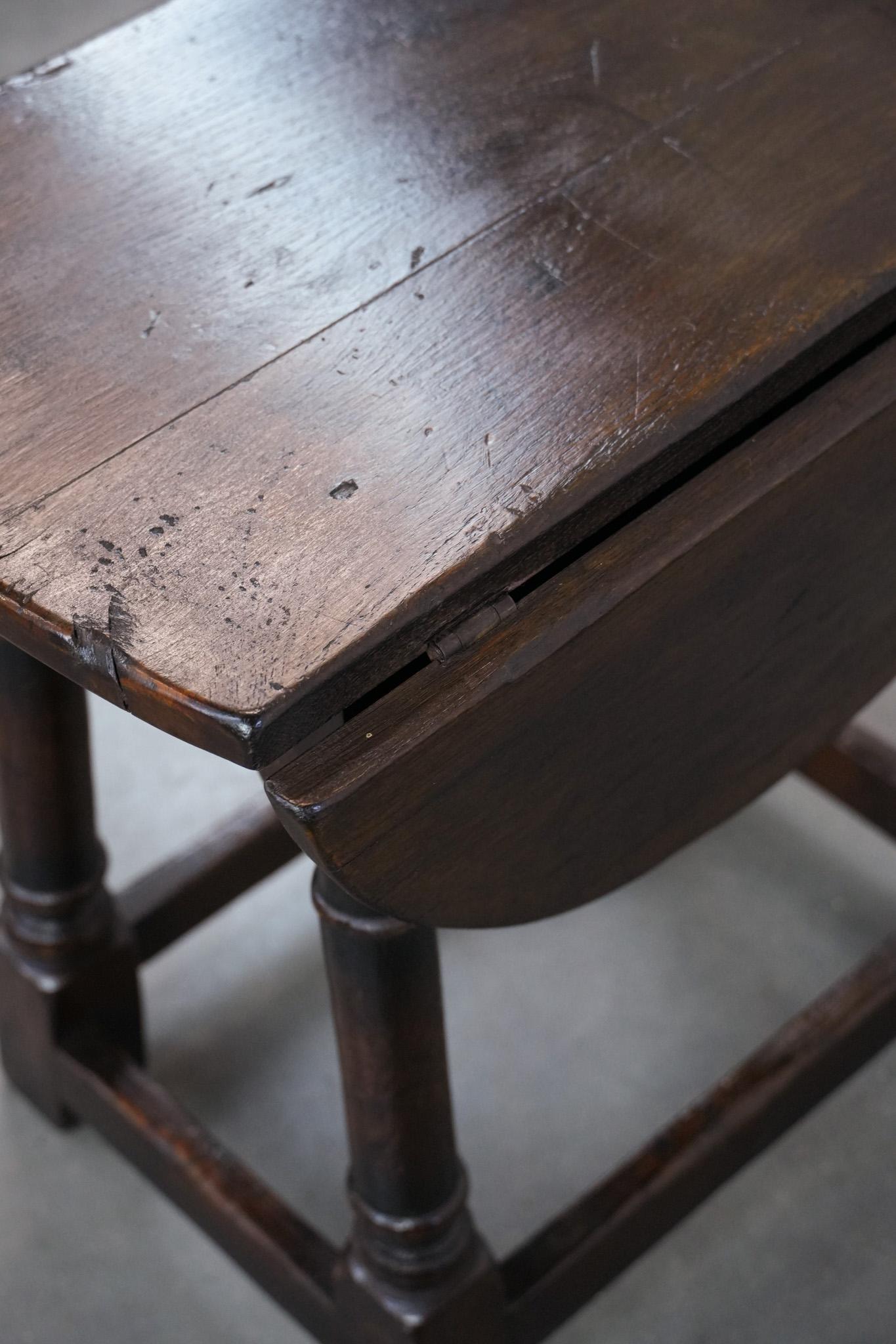 Antique English drop-leaf joint stool made of oak from the 18th century in vendita 9