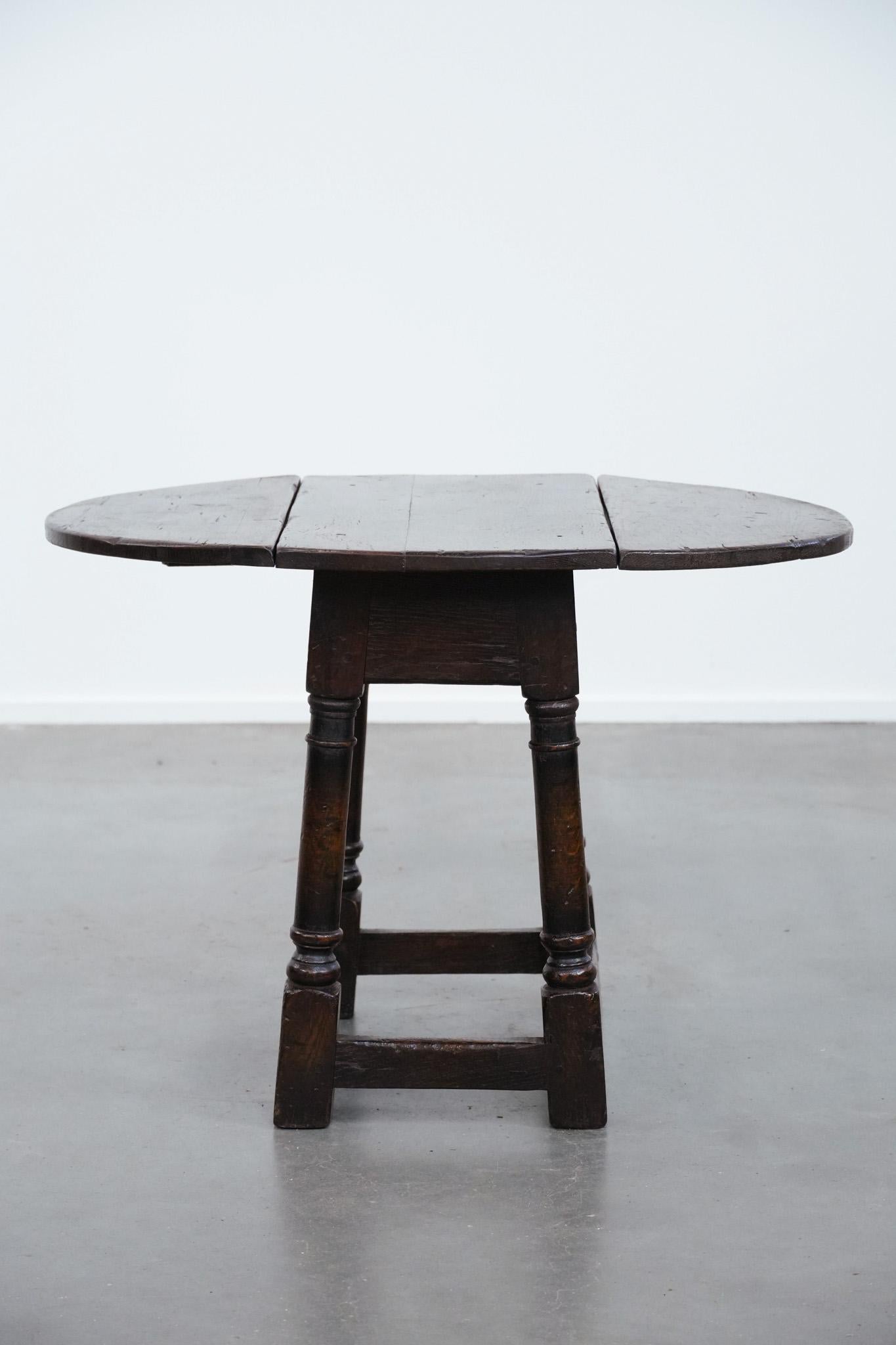 Romano classico Antique English drop-leaf joint stool made of oak from the 18th century in vendita