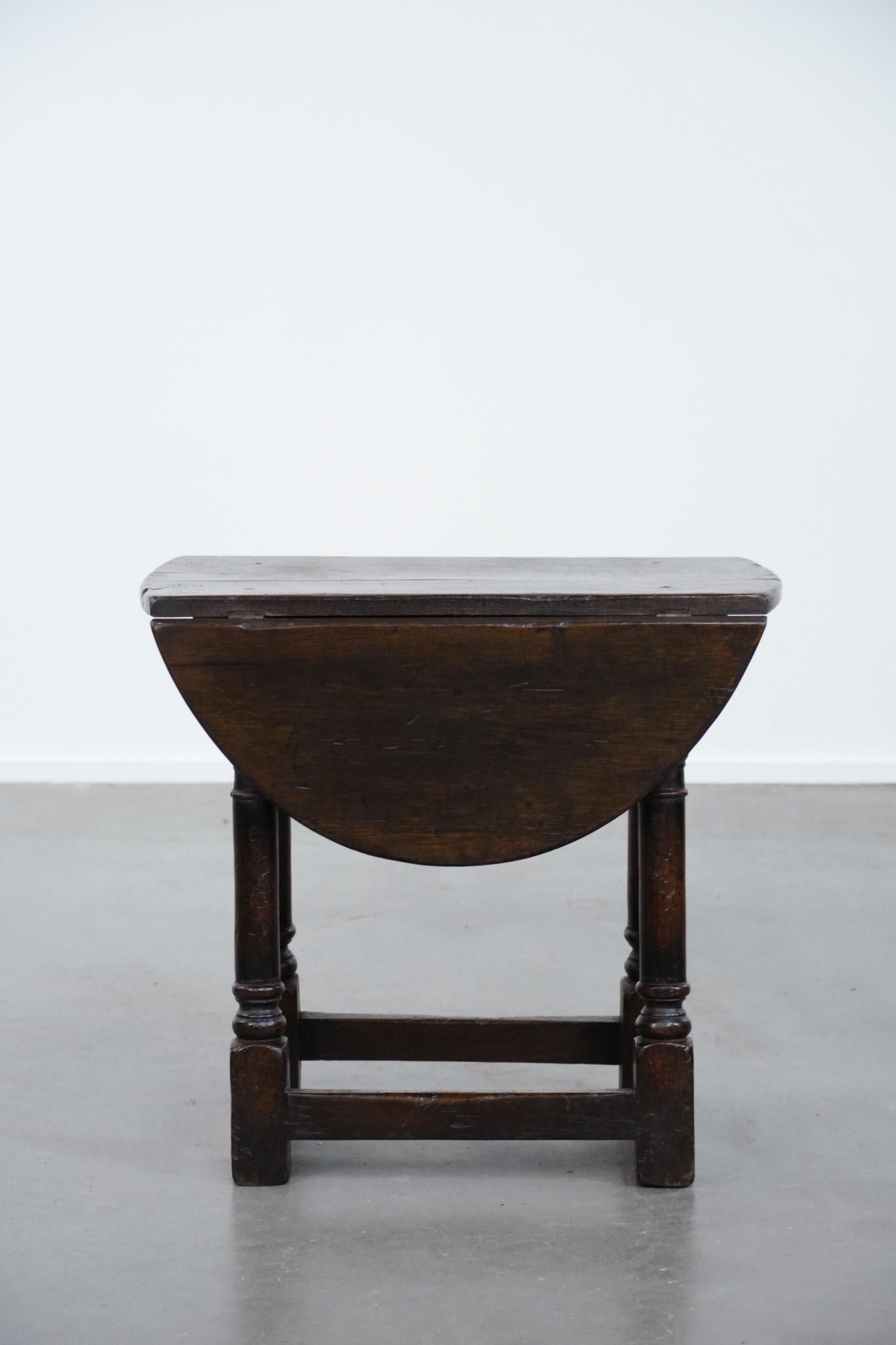 Fatto a mano Antique English drop-leaf joint stool made of oak from the 18th century in vendita