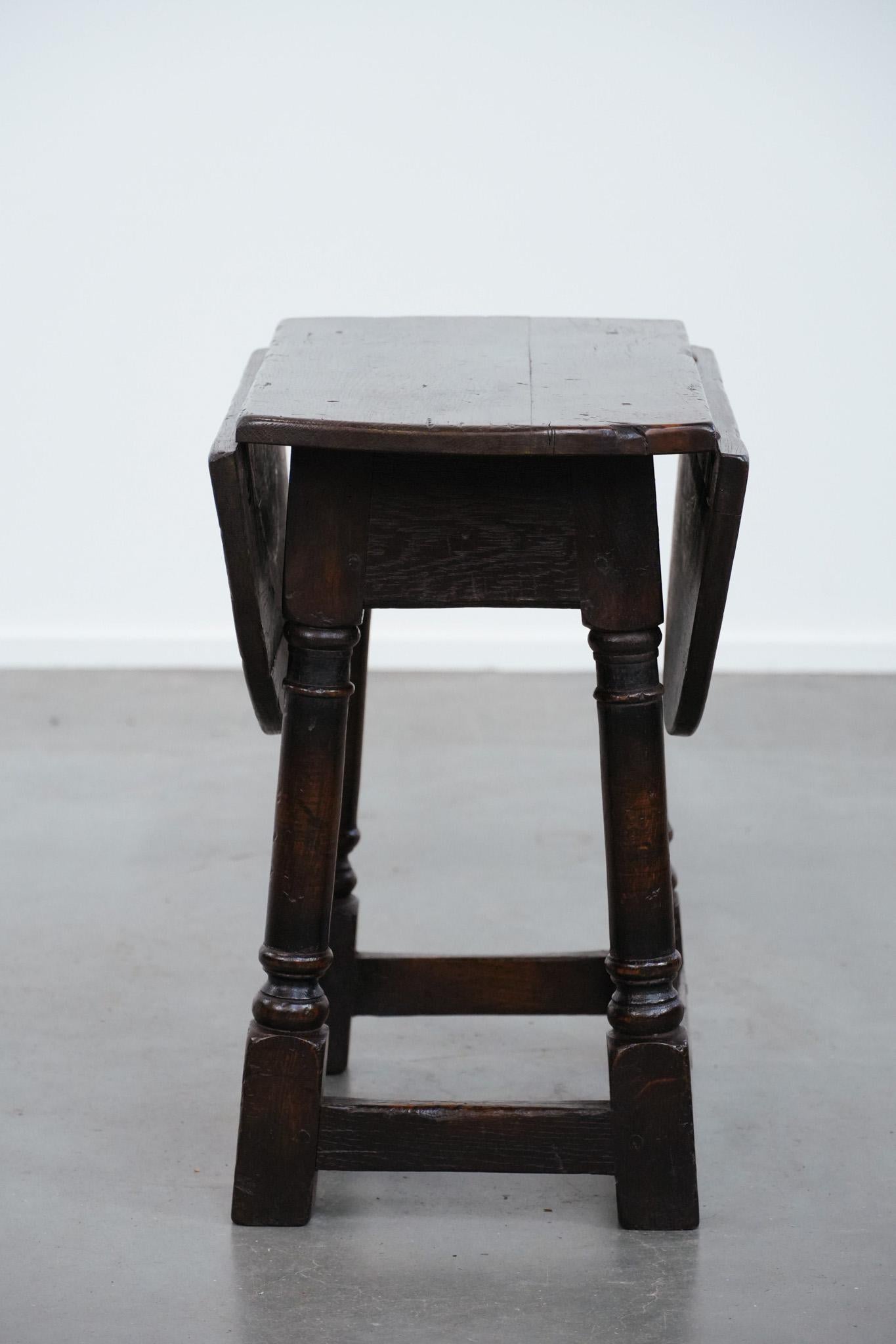 Antique English drop-leaf joint stool made of oak from the 18th century In condizioni buone in vendita a Harderwijk, NL