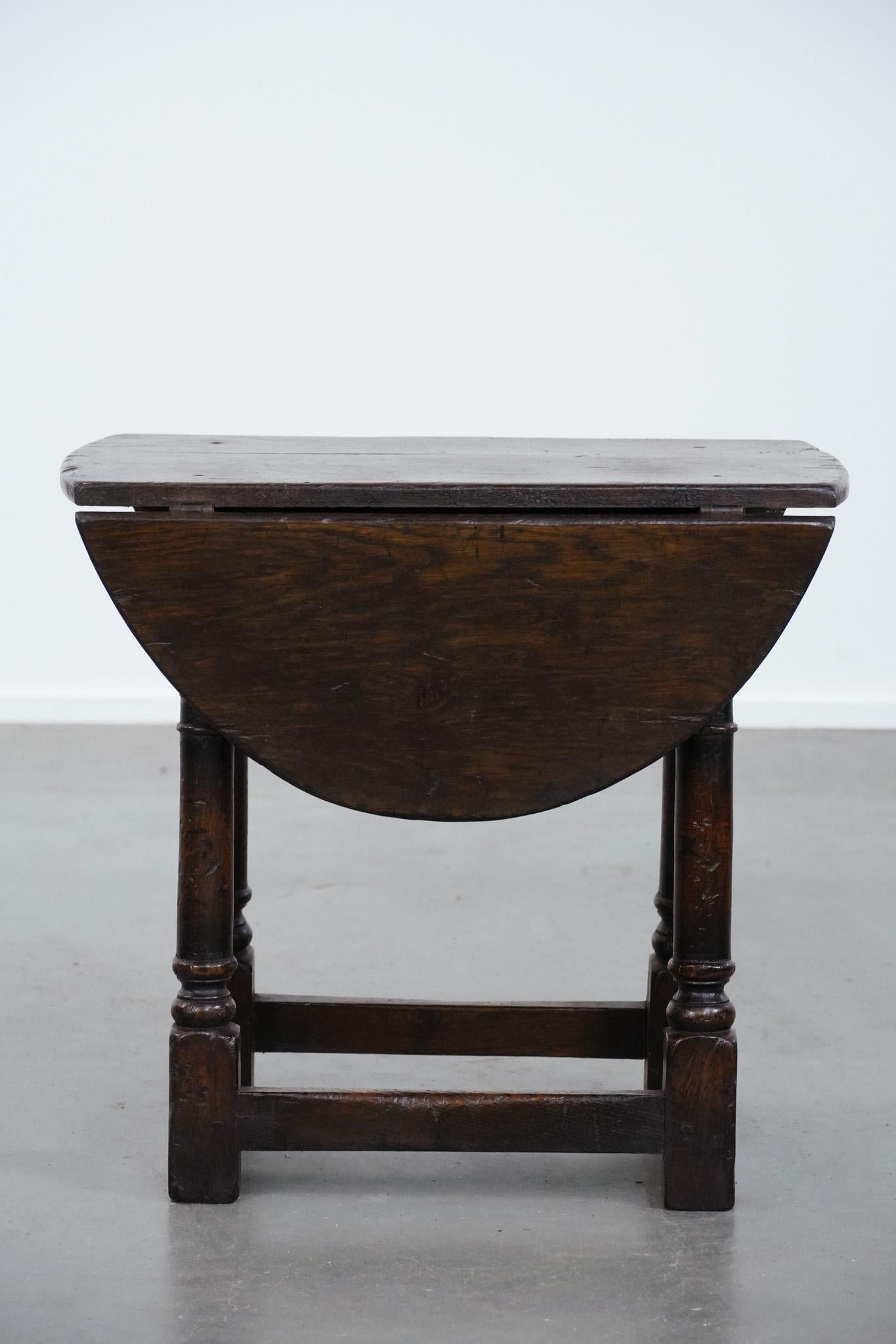 Fino al XVIII secolo Antique English drop-leaf joint stool made of oak from the 18th century in vendita