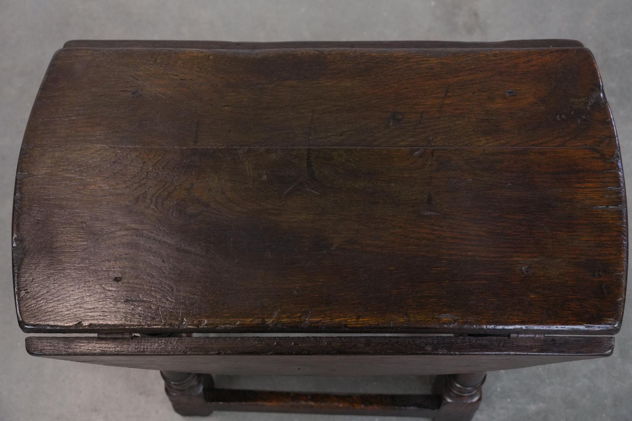 Legno Antique English drop-leaf joint stool made of oak from the 18th century in vendita