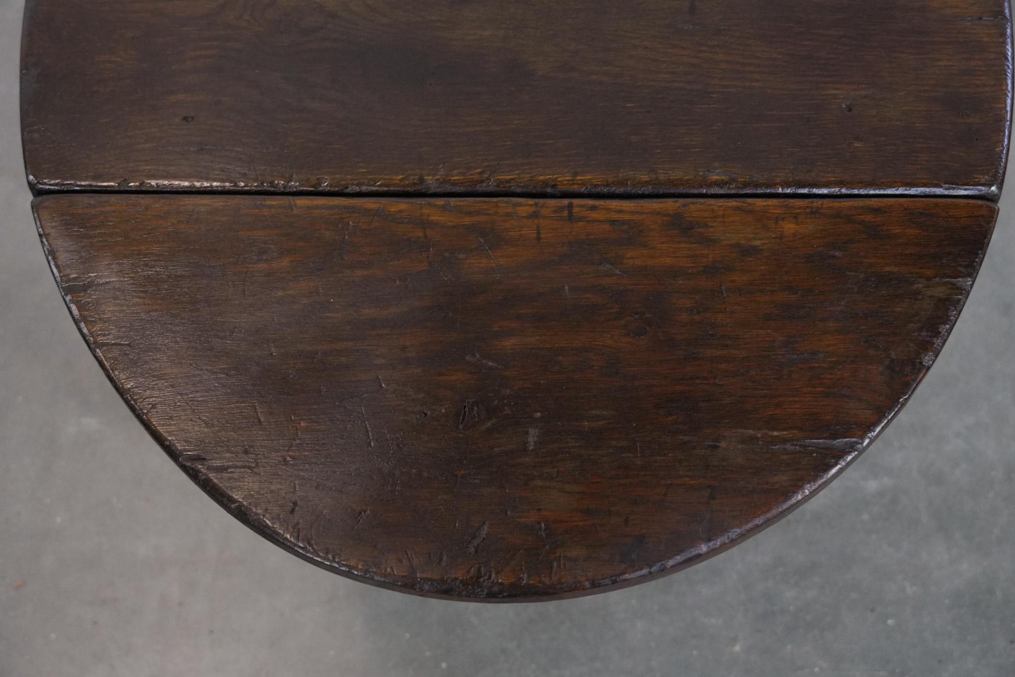 Antique English drop-leaf joint stool made of oak from the 18th century in vendita 2