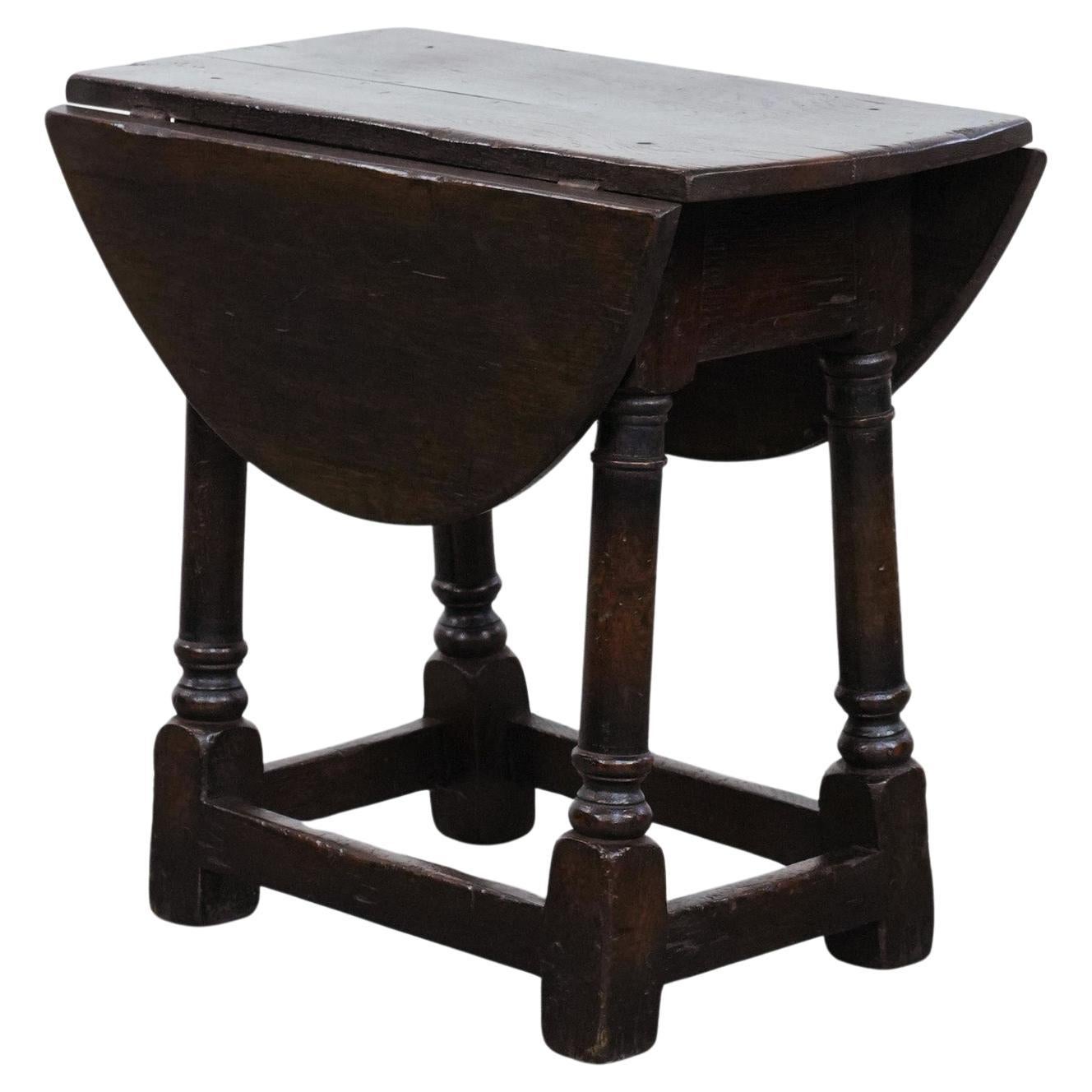 Antique English drop-leaf joint stool made of oak from the 18th century in vendita