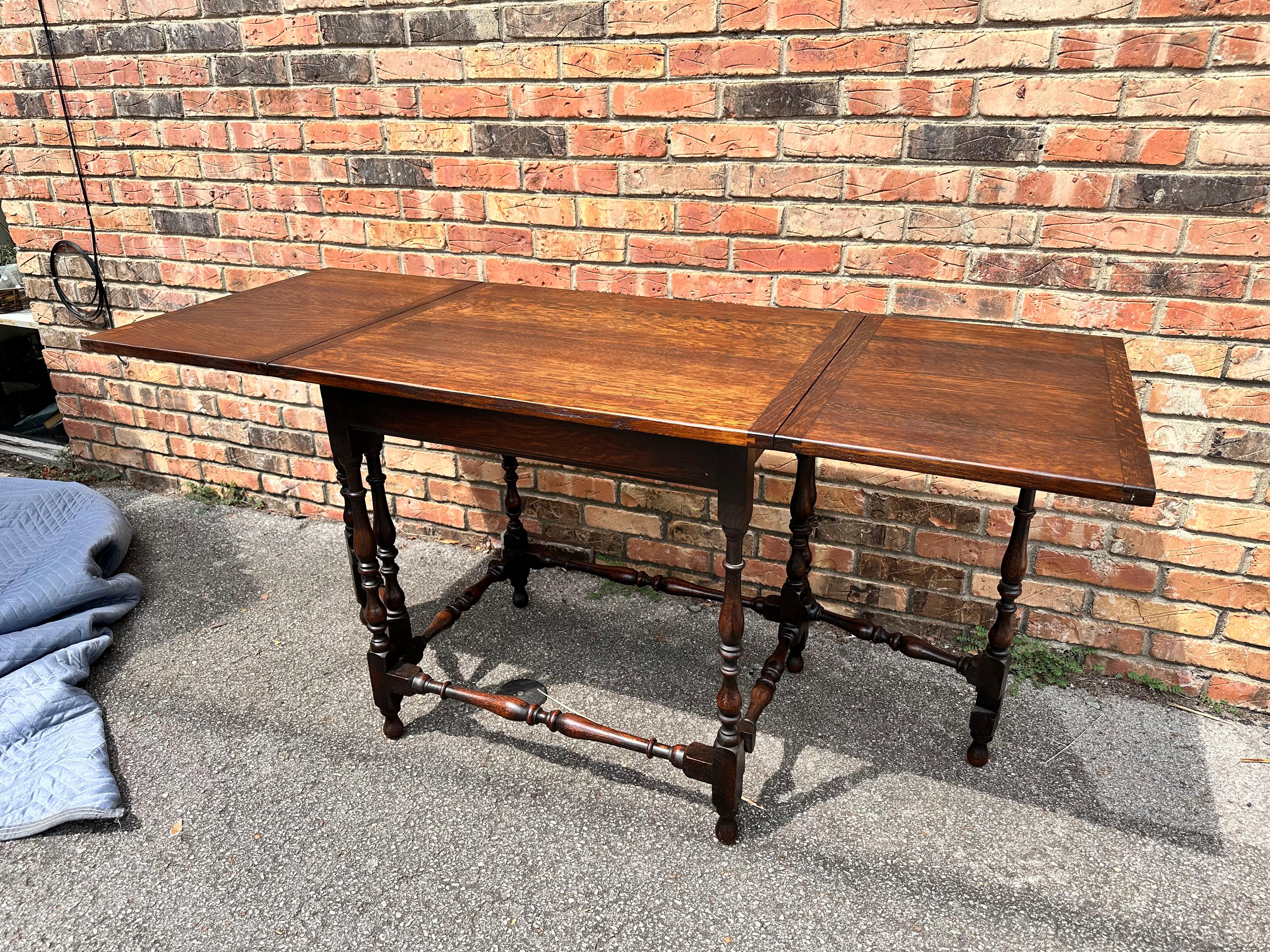 Antique English Drop Leaf Table In Excellent Condition In Nashville, TN