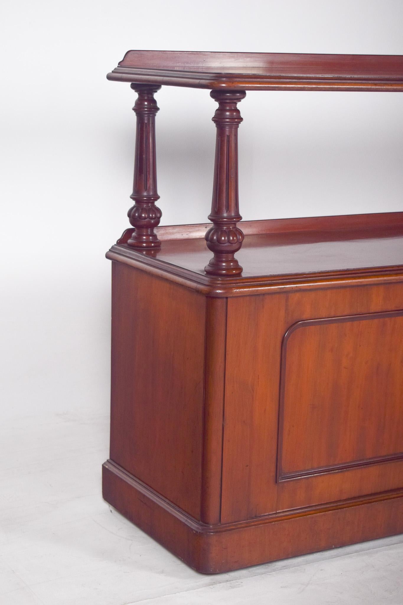 Antique English Dumbwaiter with Turned Columns In Good Condition For Sale In Lisboa, Lisboa