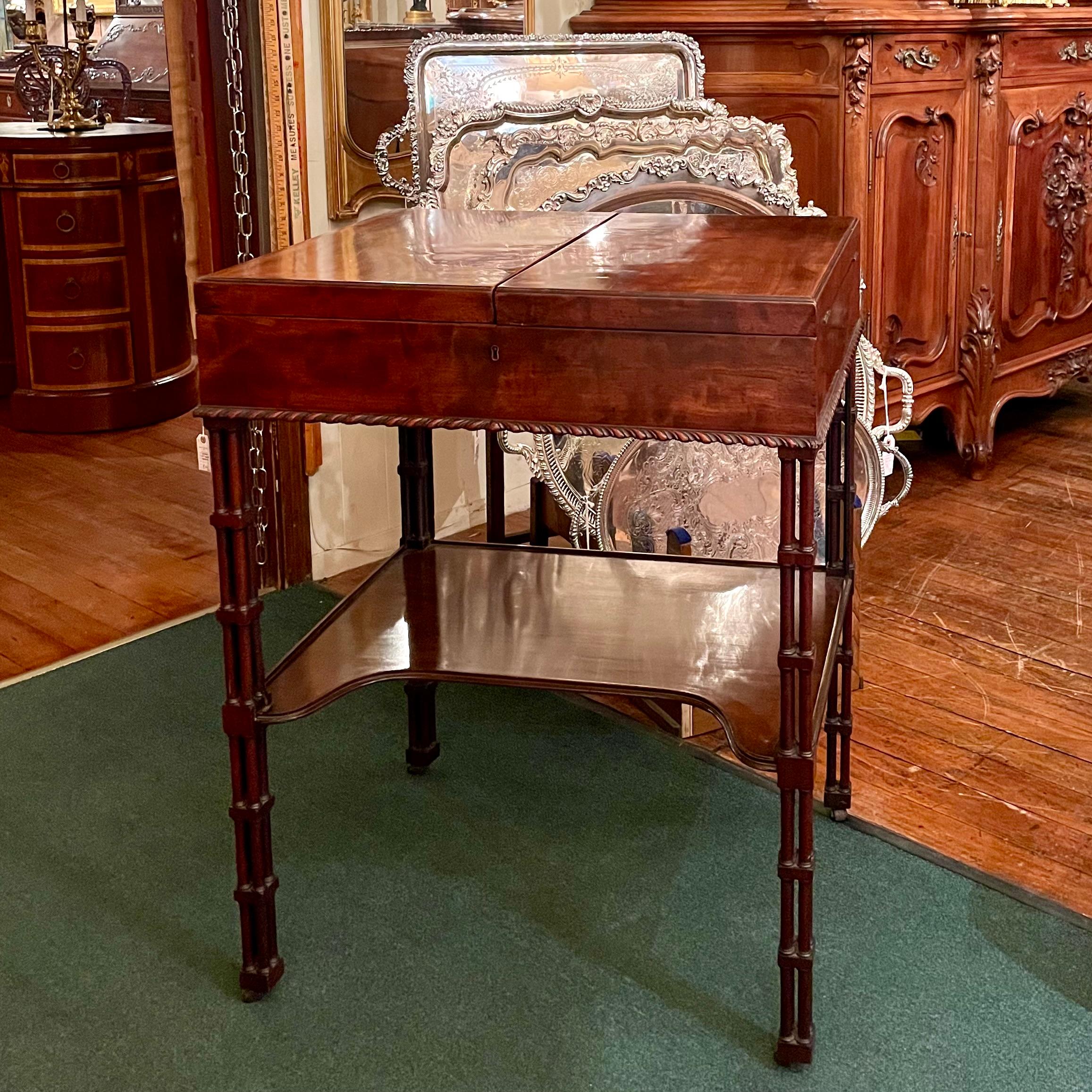 Antique English Early 19th Century Beau Brummell or Man's Vanity. For Sale 10