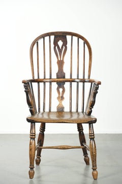 Antique English early 19th century Windsor highback chair