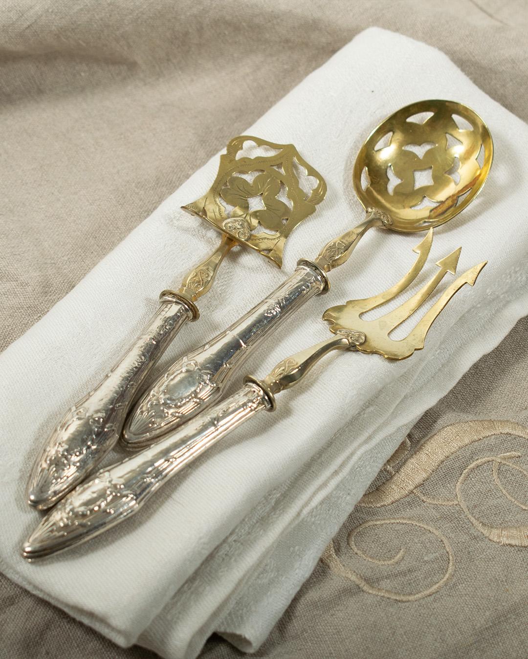 Antico set da portata inglese del primo periodo dell'ART NOUVEAU - Piatto d'argento e dorato (c.1900)

Raffinato servizio da portata inglese in tre pezzi, 1900 circa, attribuito a Henry Potter & Co. di Londra, Regno Unito (marchiato 