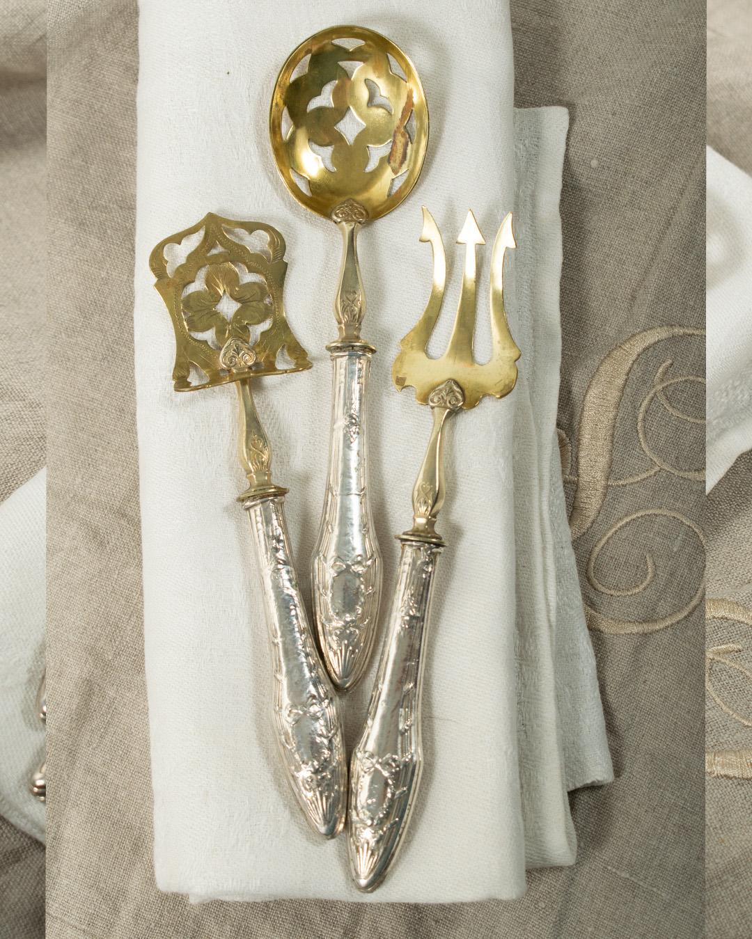 Antico set da portata inglese del primo periodo dell'ART NOUVEAU - Piatto d'argento e dorato (c.1900) In condizioni buone in vendita a TEYJAT, FR