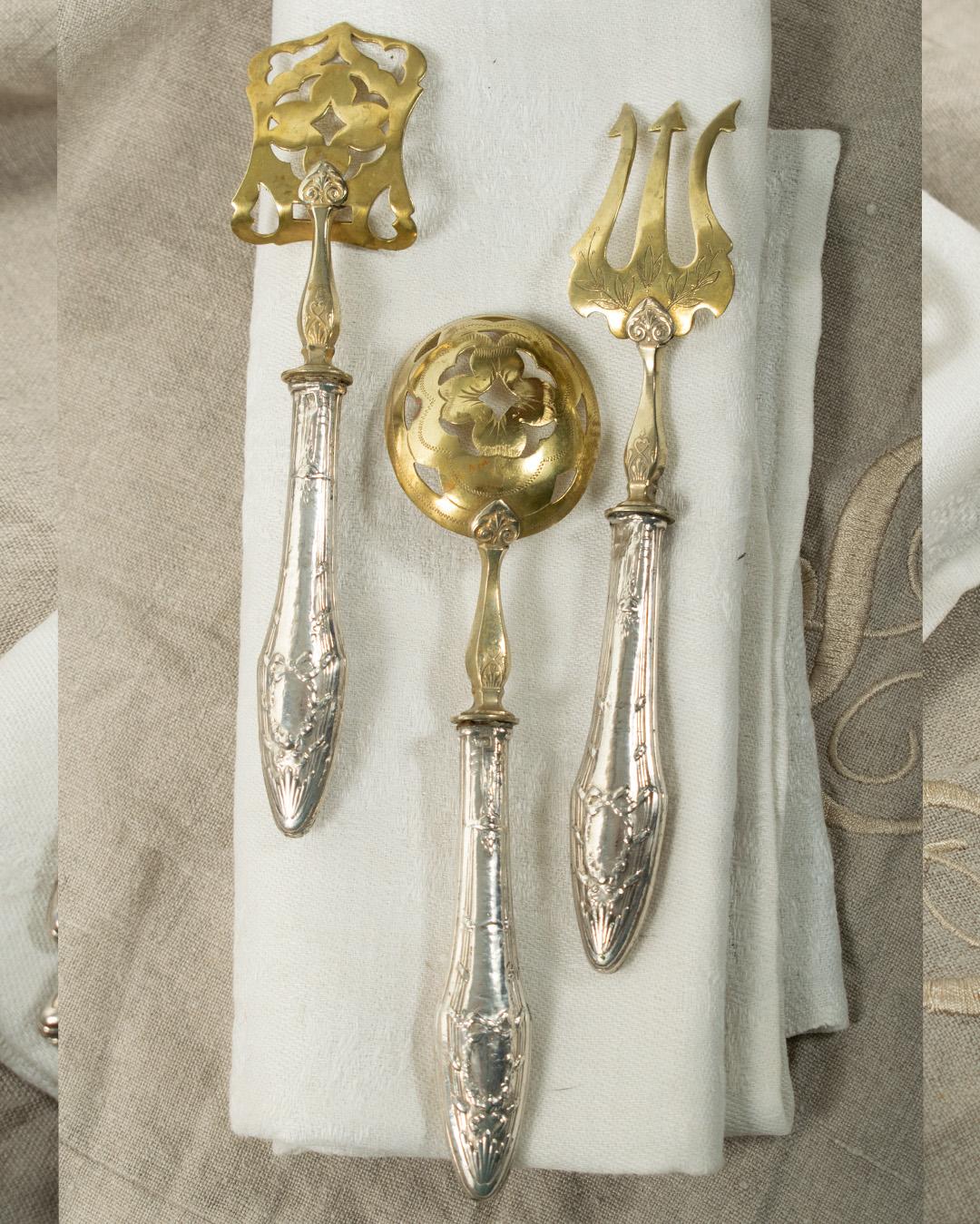 XIX secolo Antico set da portata inglese del primo periodo dell'ART NOUVEAU - Piatto d'argento e dorato (c.1900) in vendita