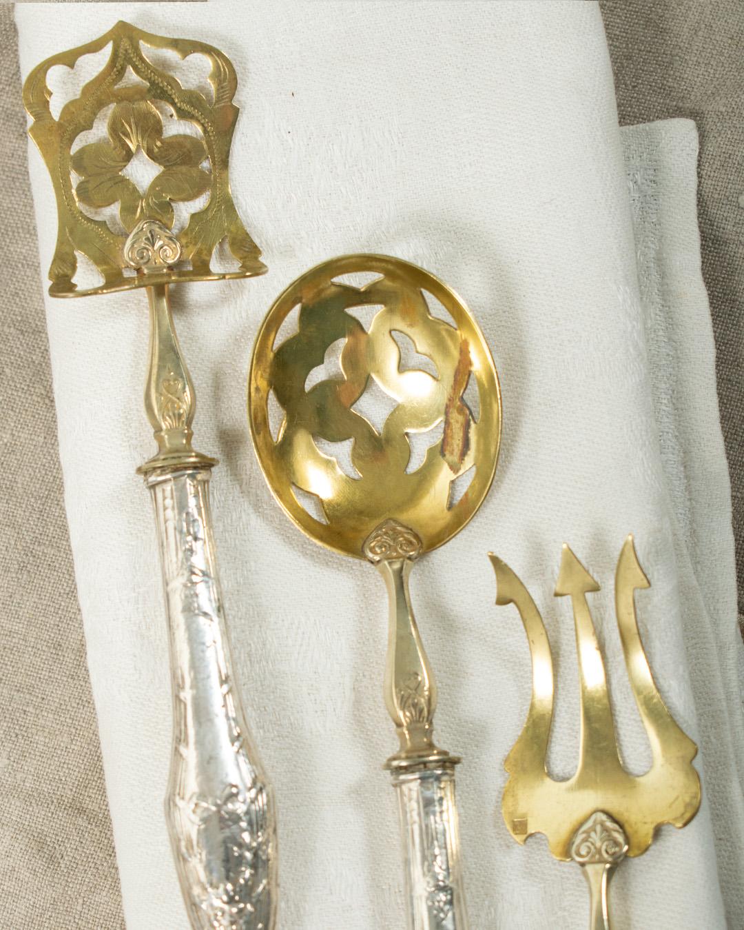 Metallo Antico set da portata inglese del primo periodo dell'ART NOUVEAU - Piatto d'argento e dorato (c.1900) in vendita