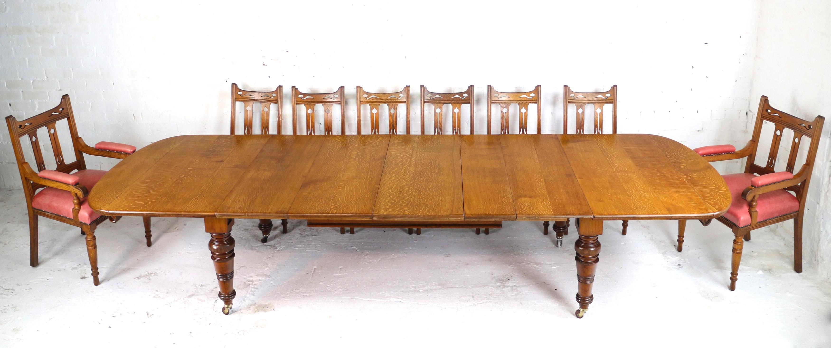 Antique English Early Victorian Oak Extending Dining Table and 5 Leaves 7