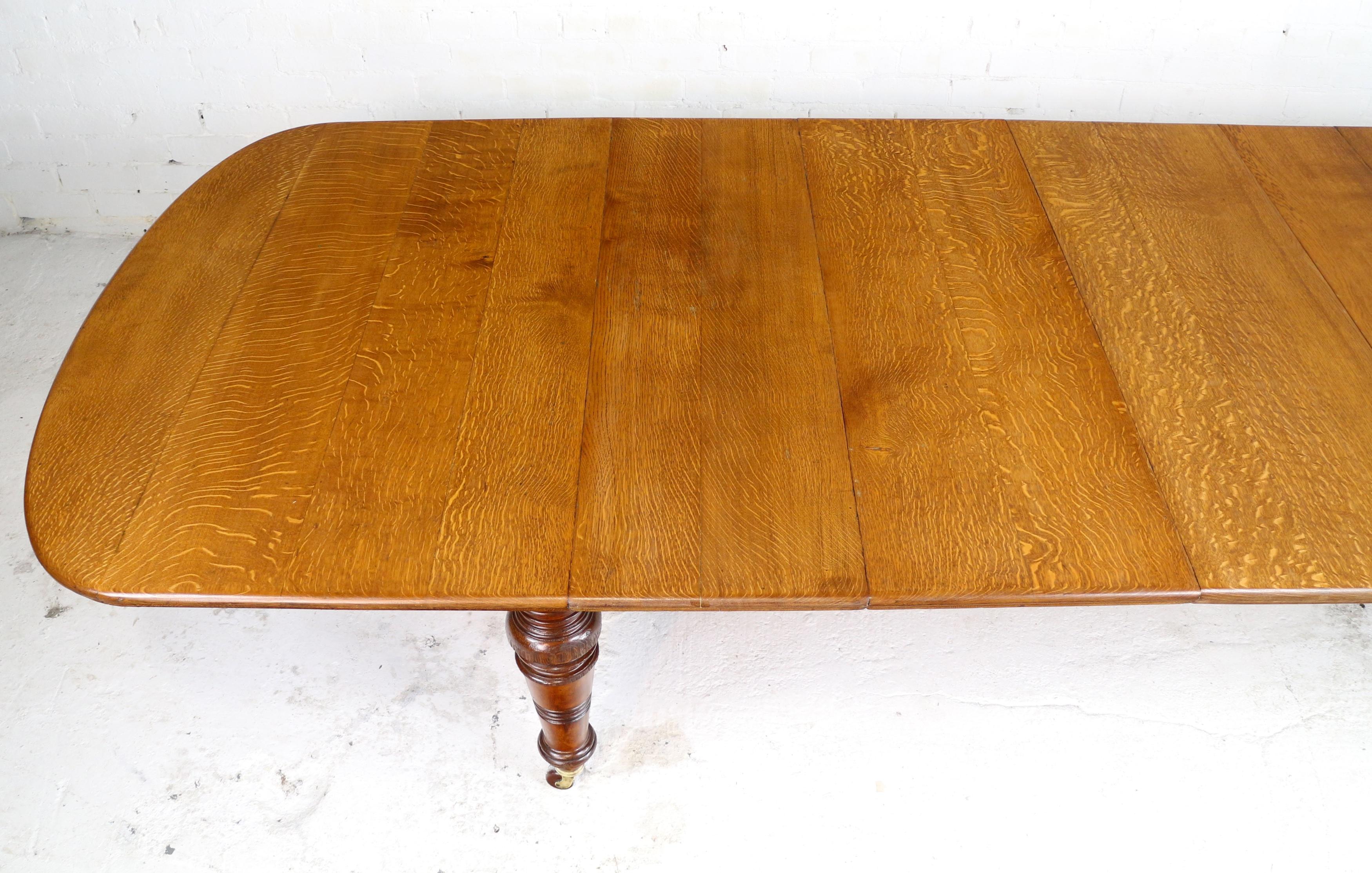 Antique English Early Victorian Oak Extending Dining Table and 5 Leaves 8